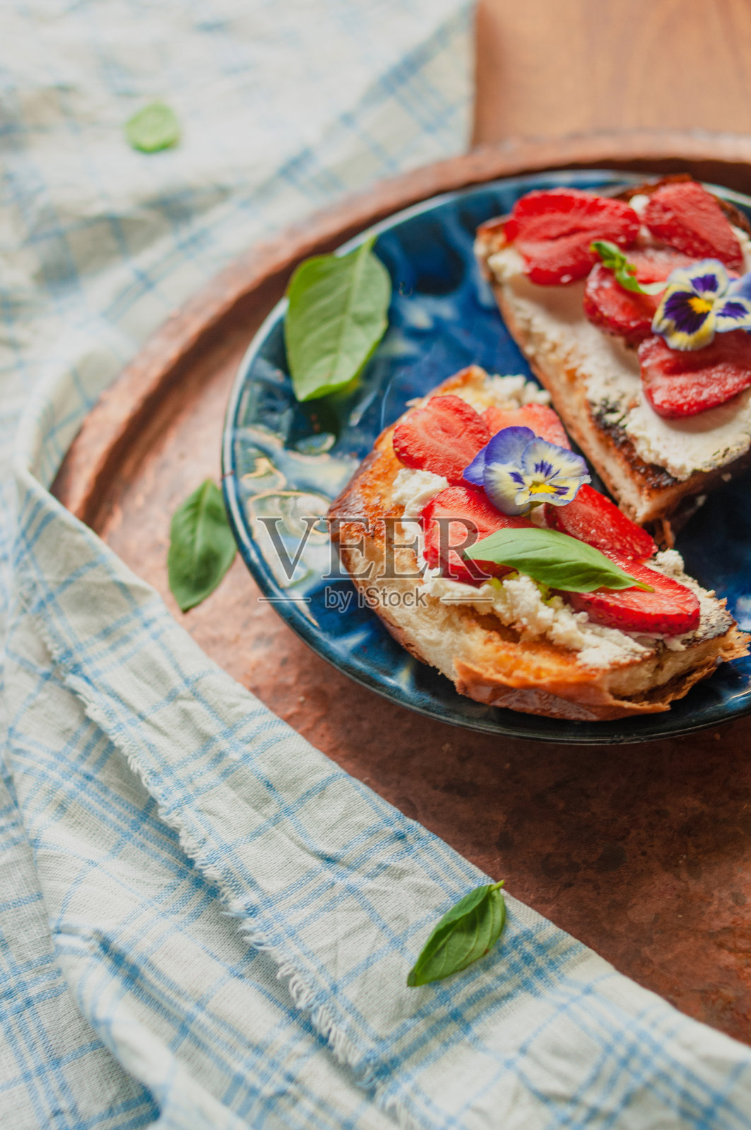 草莓吐司奶油奶酪装饰花和罗勒奶油奶油蛋卷照片摄影图片