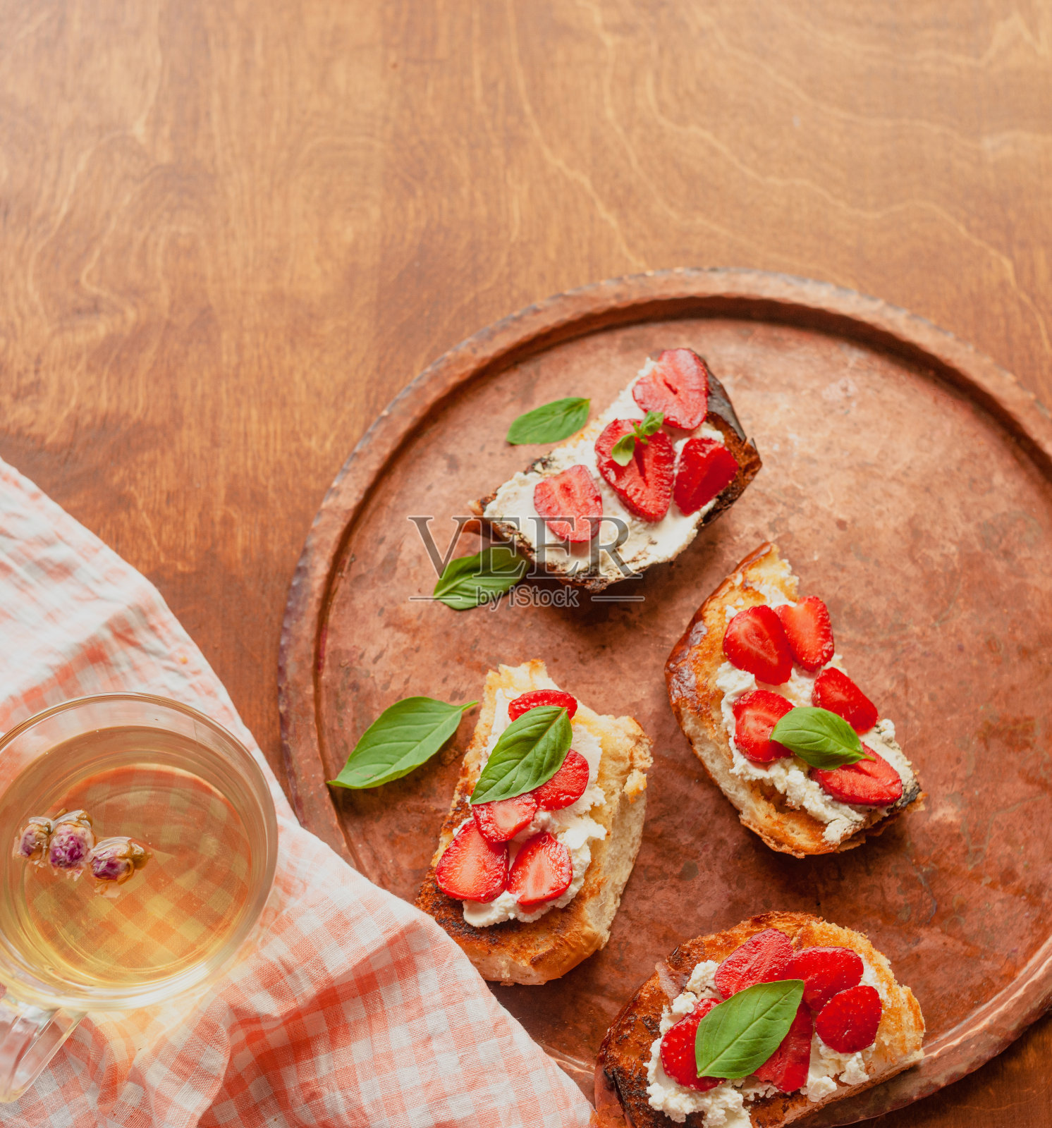 草莓吐司奶油奶酪装饰花和罗勒奶油奶油蛋卷照片摄影图片