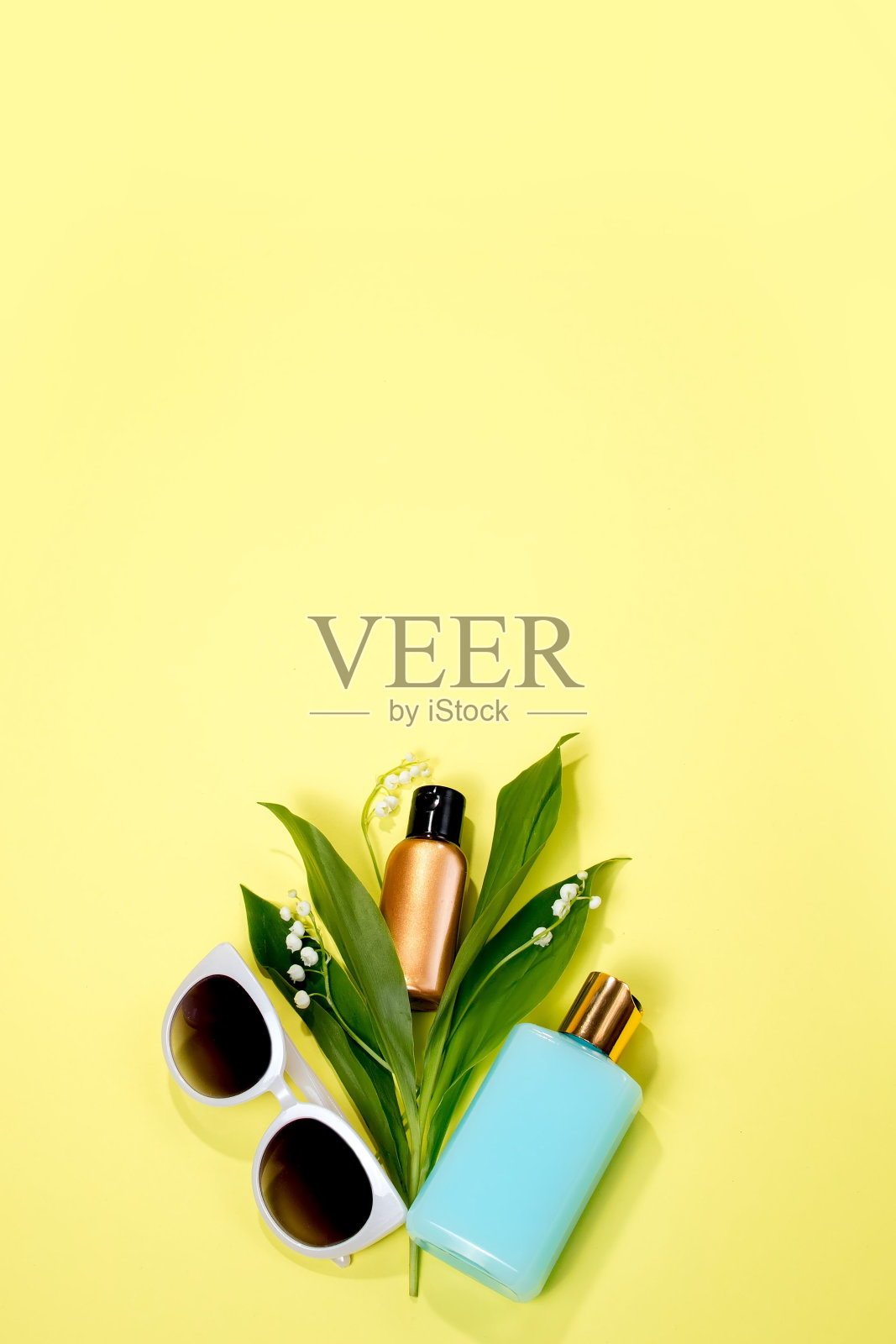 防晒乳液，防晒霜。夏日肌肤护理理念与spf平铺。照片摄影图片