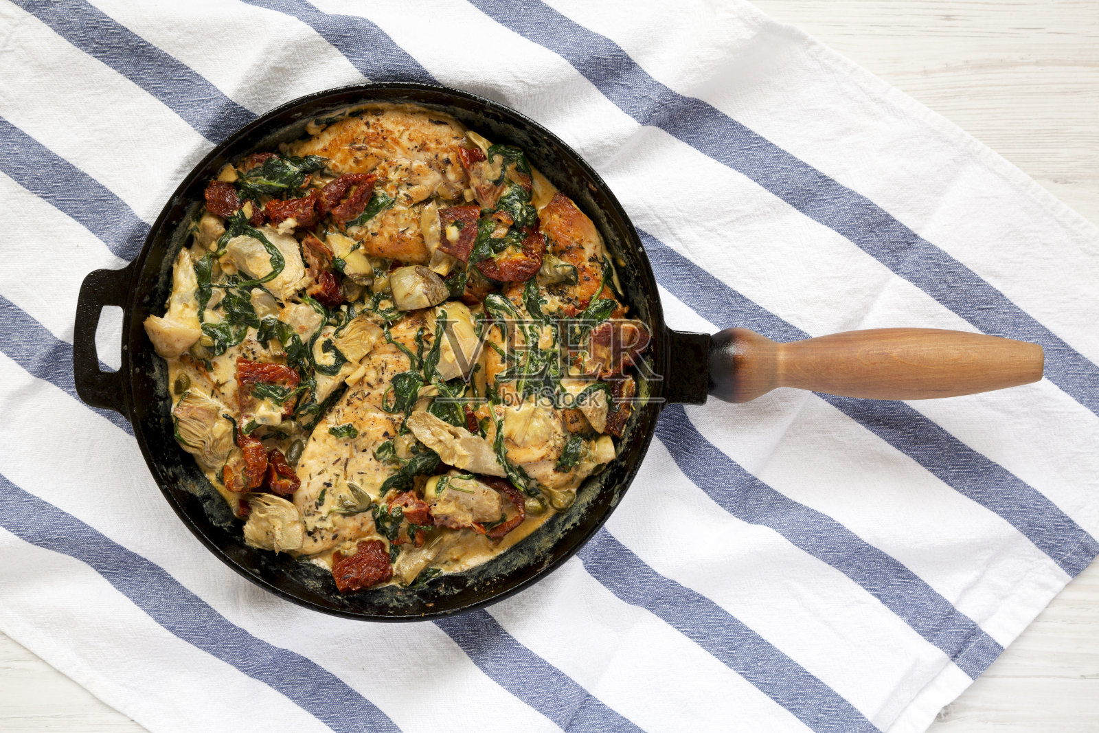 自制的托斯卡纳奶油鸡在铸铁平底锅，俯瞰。平躺，俯视图，从上面。照片摄影图片