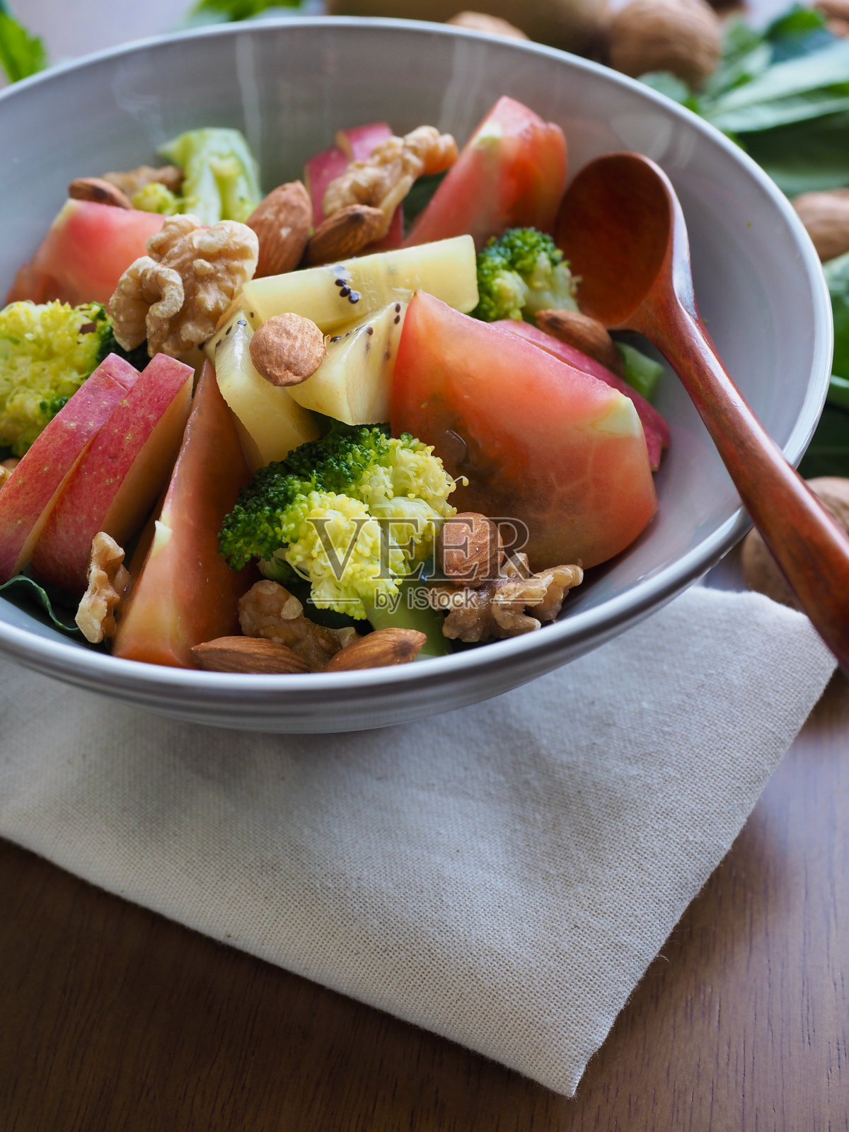 各种蔬菜水果沙拉，猕猴桃，番茄，苹果，花椰菜，杏仁，核桃照片摄影图片