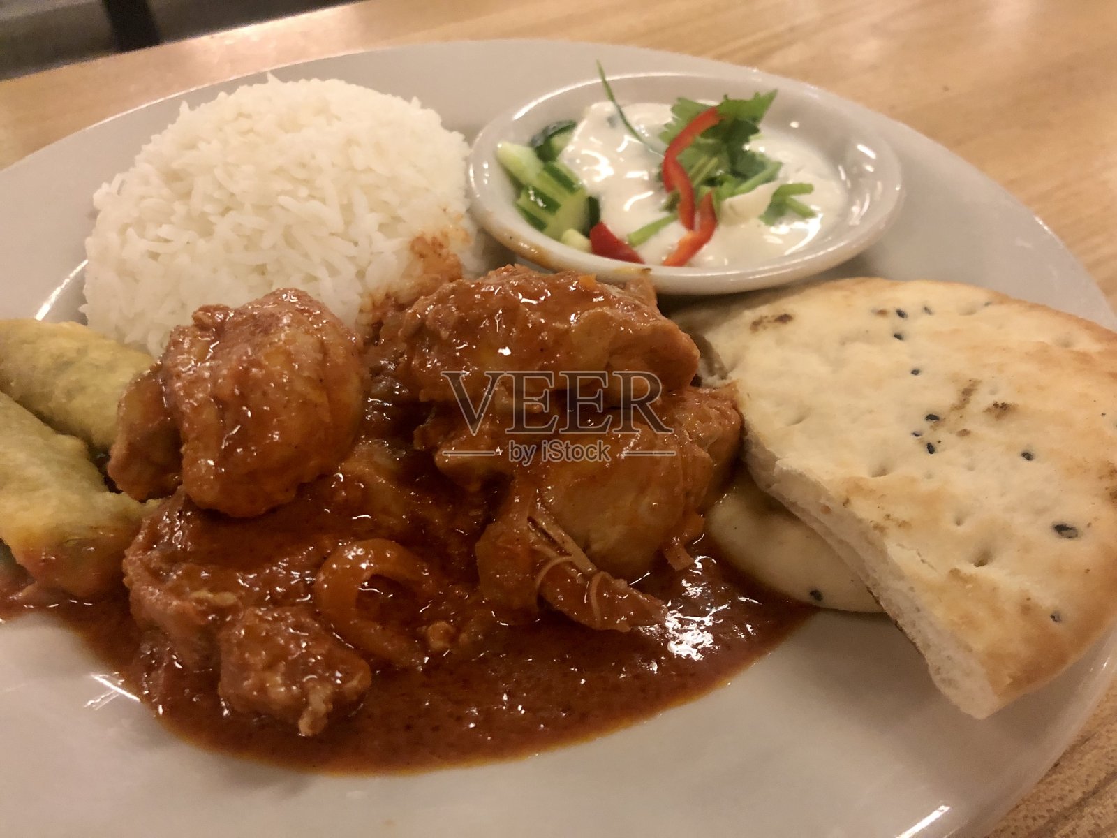 美味的泰国菜，辣咖喱鸡配米饭和印度烤饼照片摄影图片