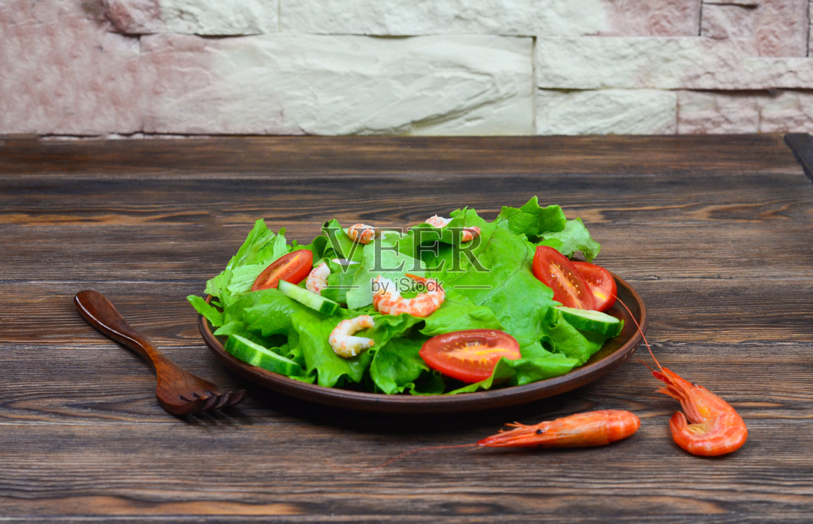 夏绿沙拉虾仁照片摄影图片