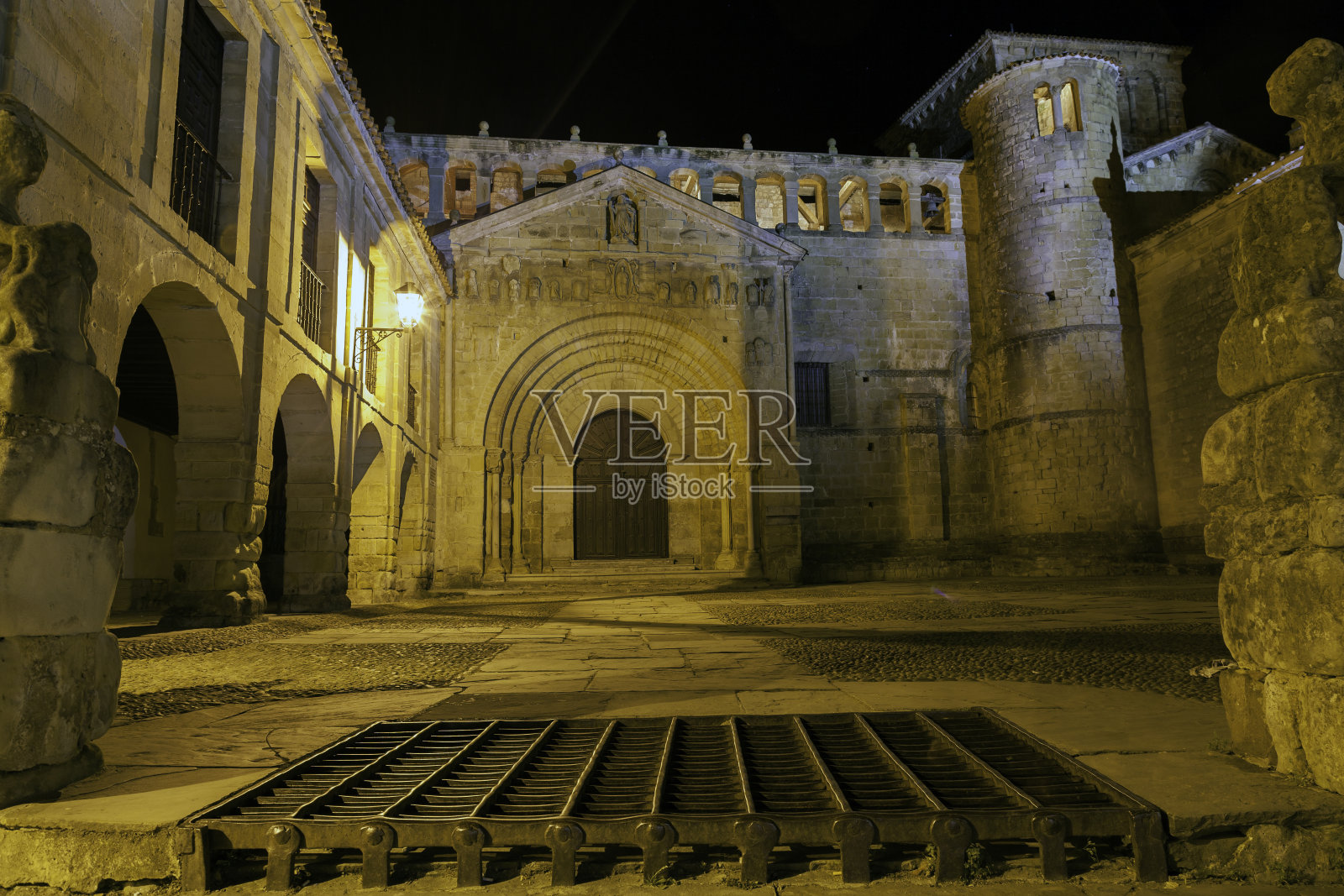 Santillana del Mar是一个将你带回到另一个时代的小镇。西班牙坎塔布里亚照片摄影图片