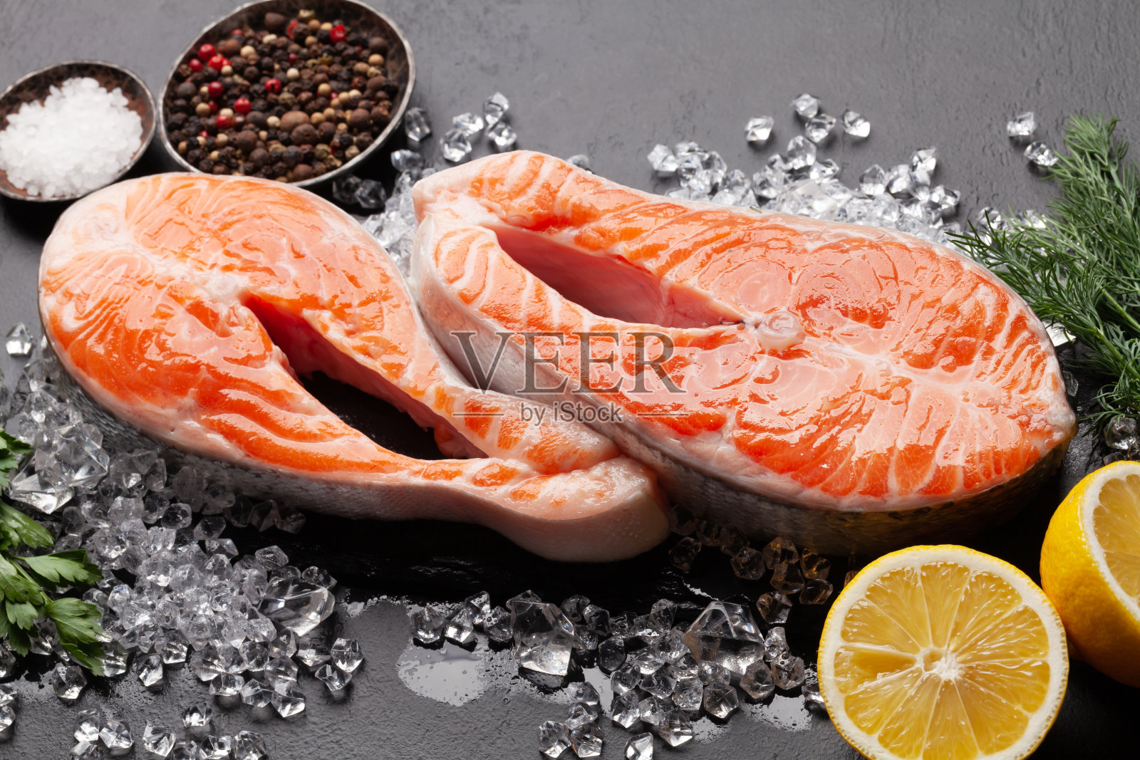 新鲜生鲑鱼烹饪。香草鱼排照片摄影图片