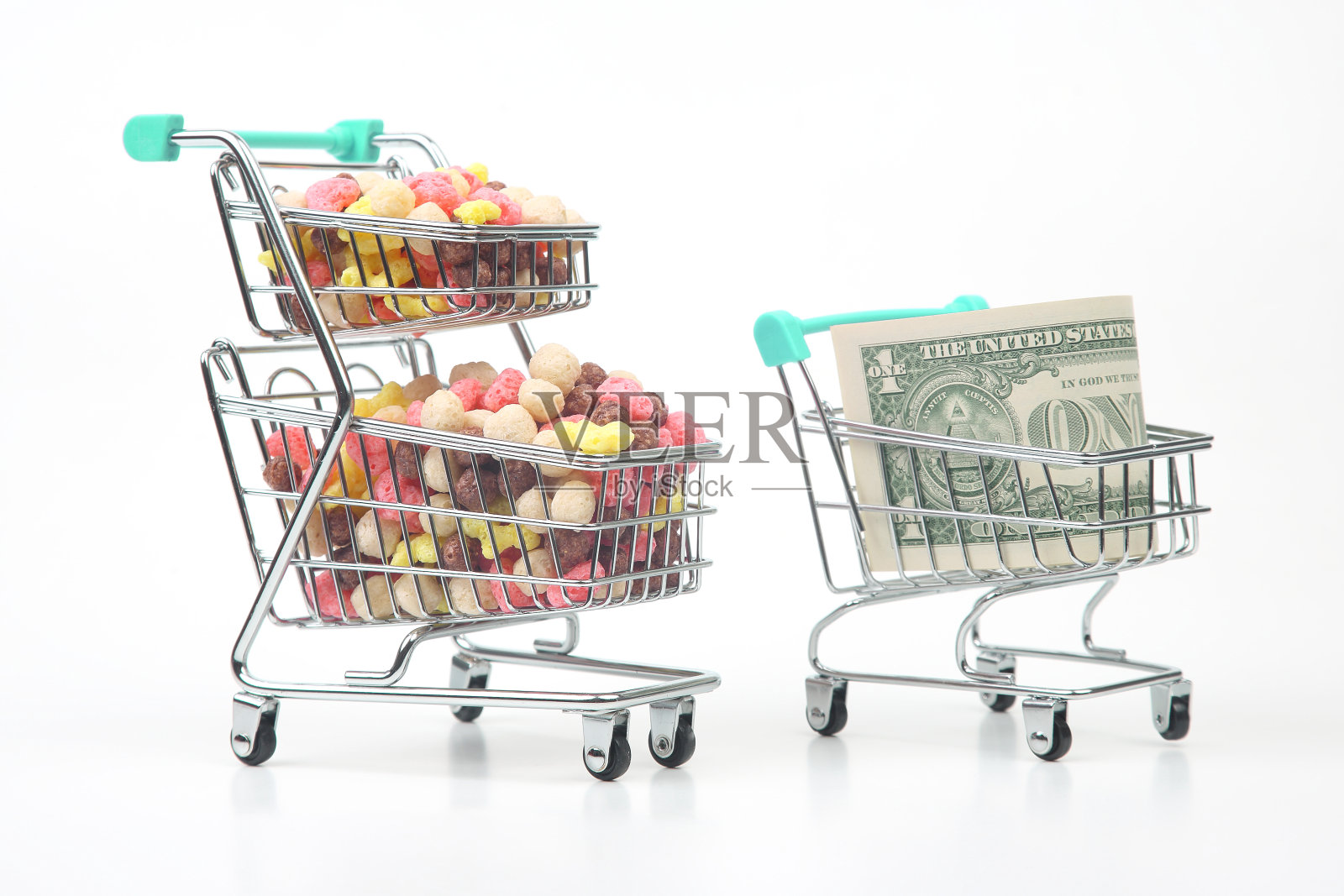 篮子里的彩色小吃和白色背景上的美元。甜点食品照片摄影图片