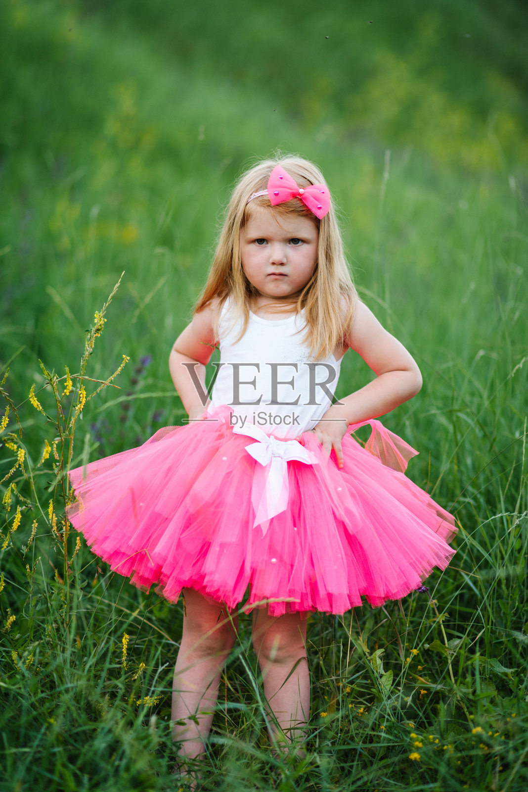 夏季，在公园里与父母玩耍哭泣的小女孩特写，家庭假日时光照片摄影图片
