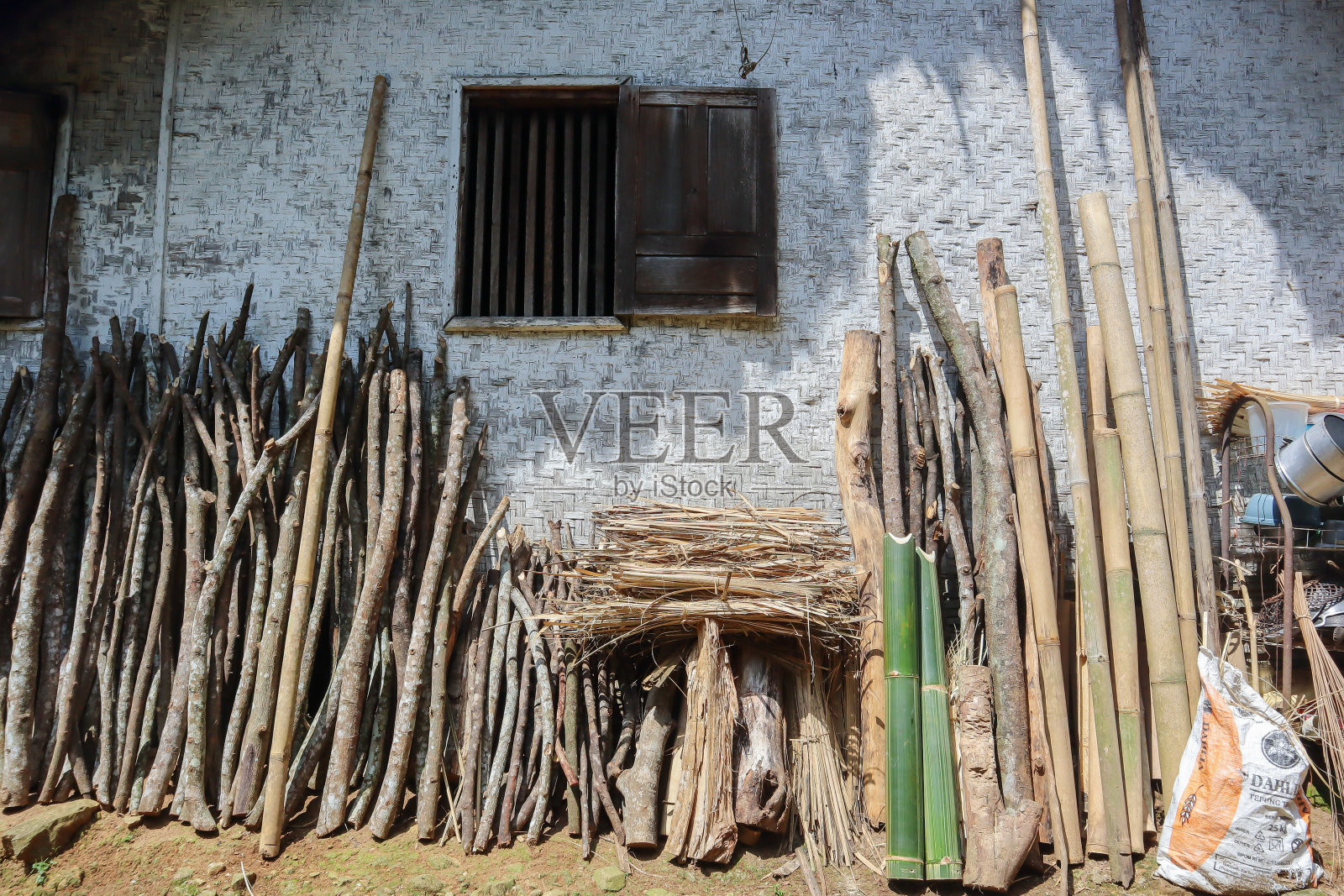 房子旁边的柴火照片摄影图片