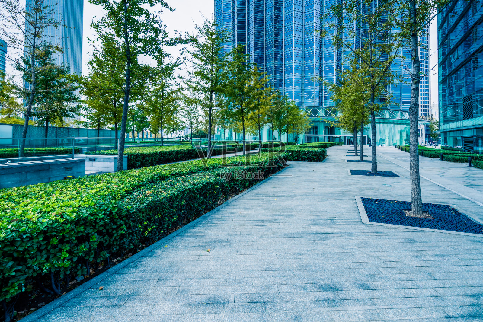 空荡荡的水泥地板和现代建筑照片摄影图片