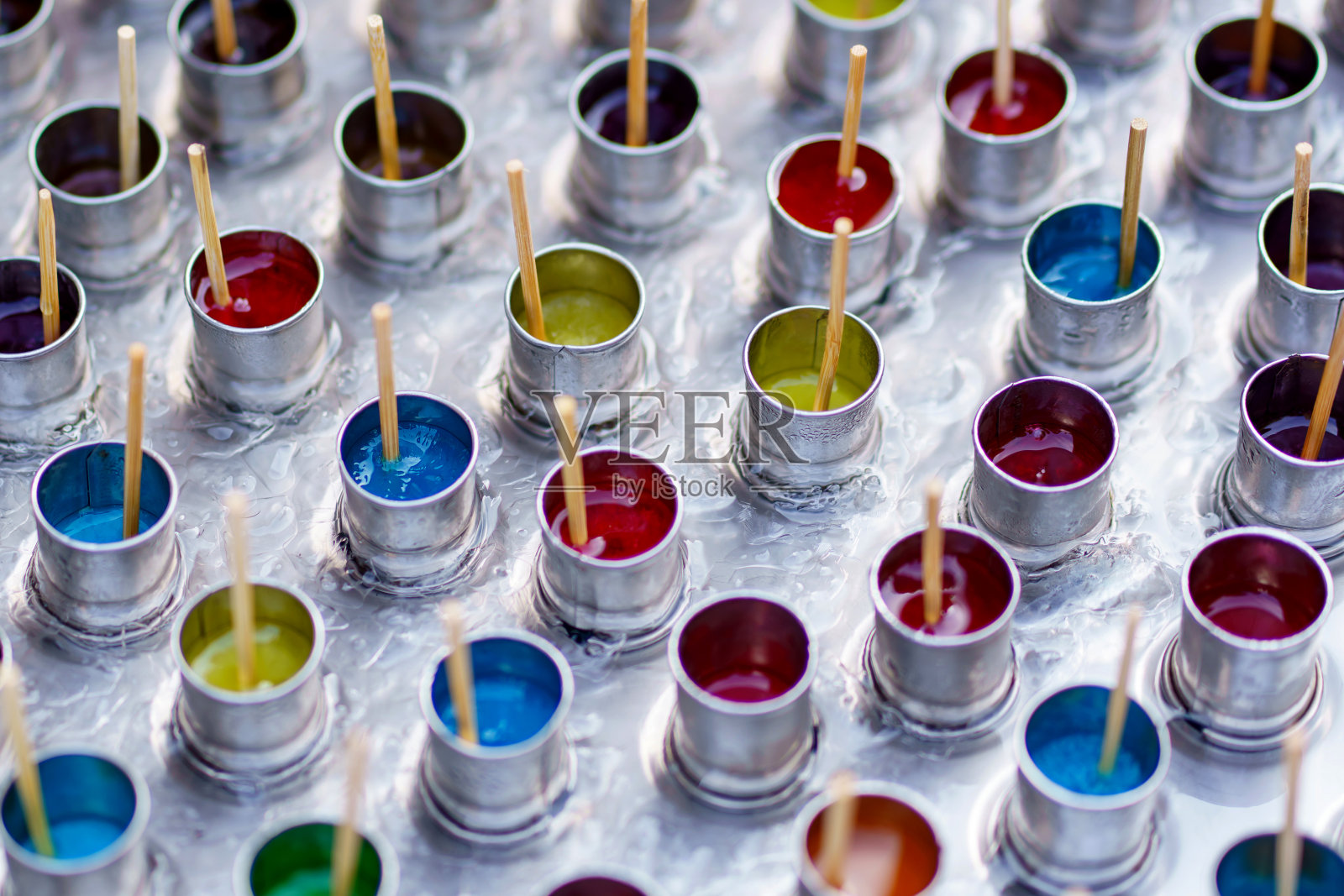 传统的泰国冰淇淋在一个装着冰的桶中旋转制成的管子，在泰国的步行市场，当地的街头食品市场，廉价的食物照片摄影图片