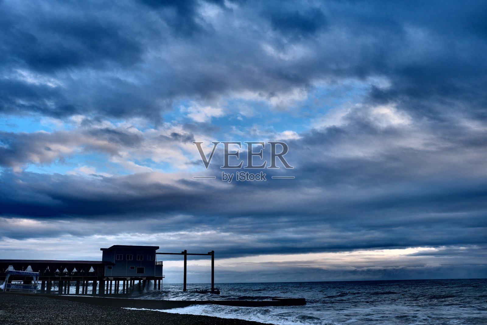 海上多云的傍晚照片摄影图片