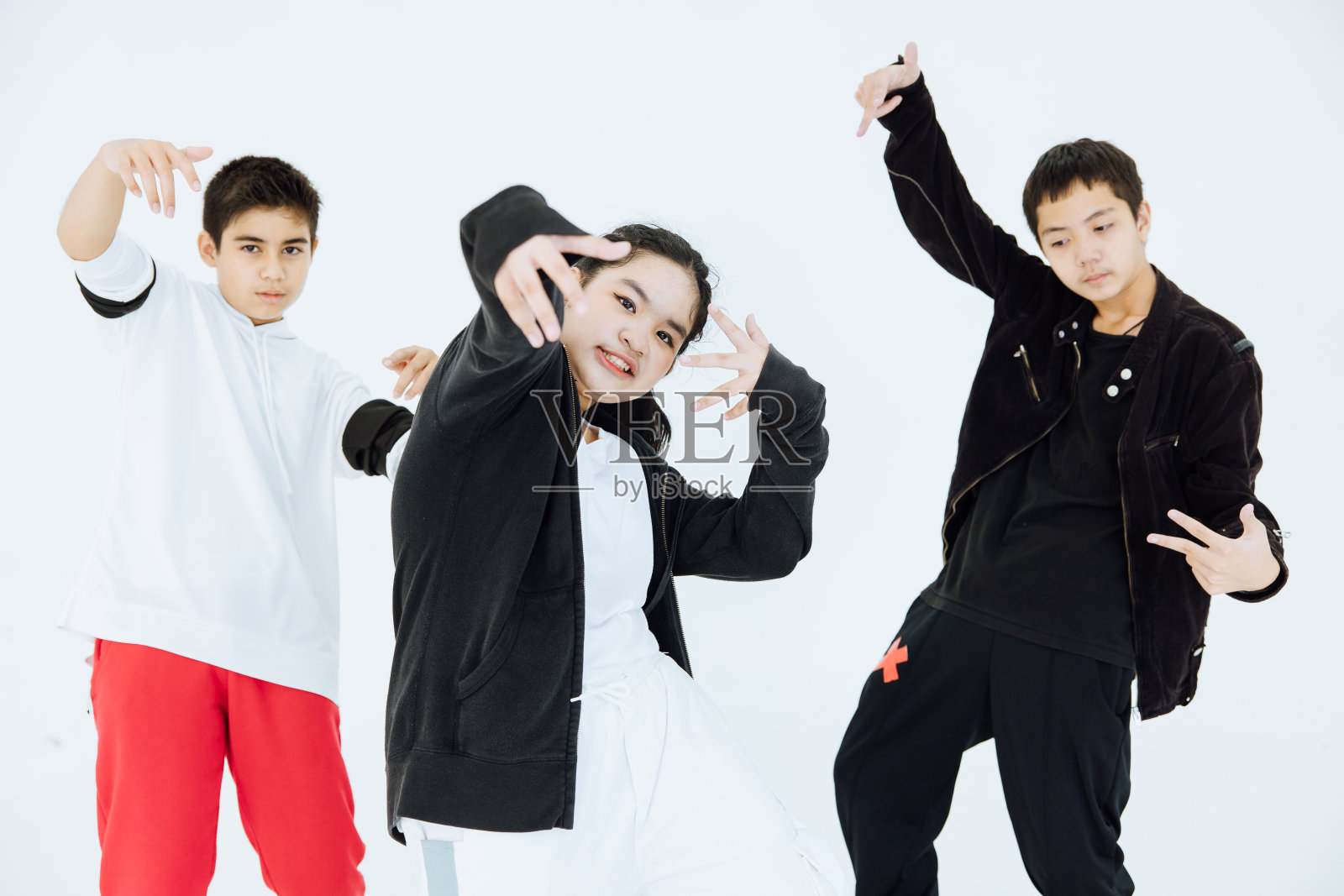 小学运动舞蹈课，表演舞蹈教室，趣味小组练习友谊在白色工作室。照片摄影图片