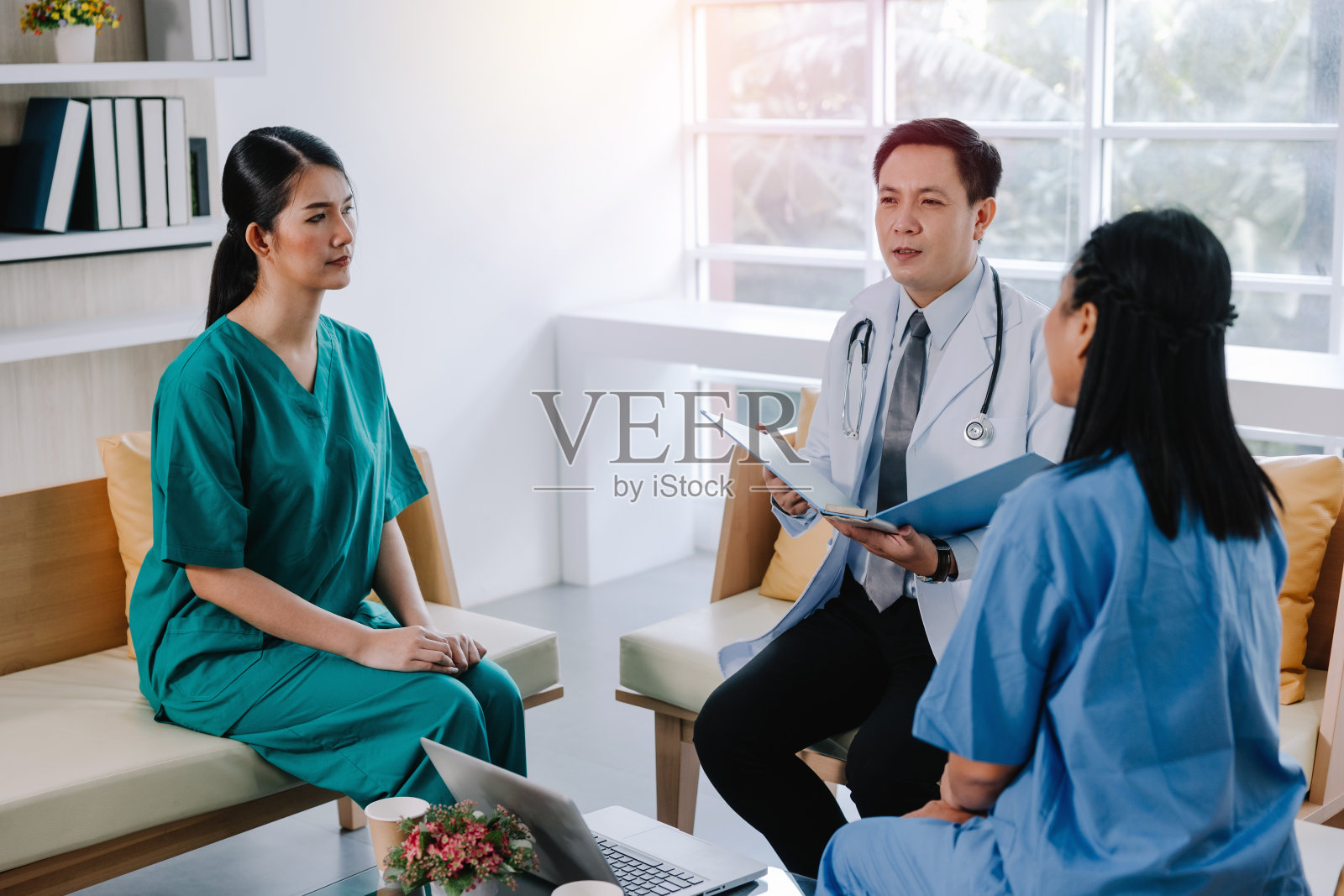 全科医生是咨询、检查和提供建议，诊断健康问题，讨论健康保健和保险病人在诊所，健康保健的概念照片摄影图片