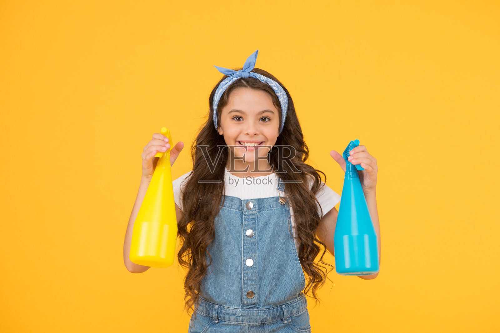 注意清洁。清洗快两倍。喷雾擦尘器。女孩准备好打扫了。家庭职责。女孩可爱的孩子打扫周围。保护敏感肌肤。孩子在家打扫卫生照片摄影图片