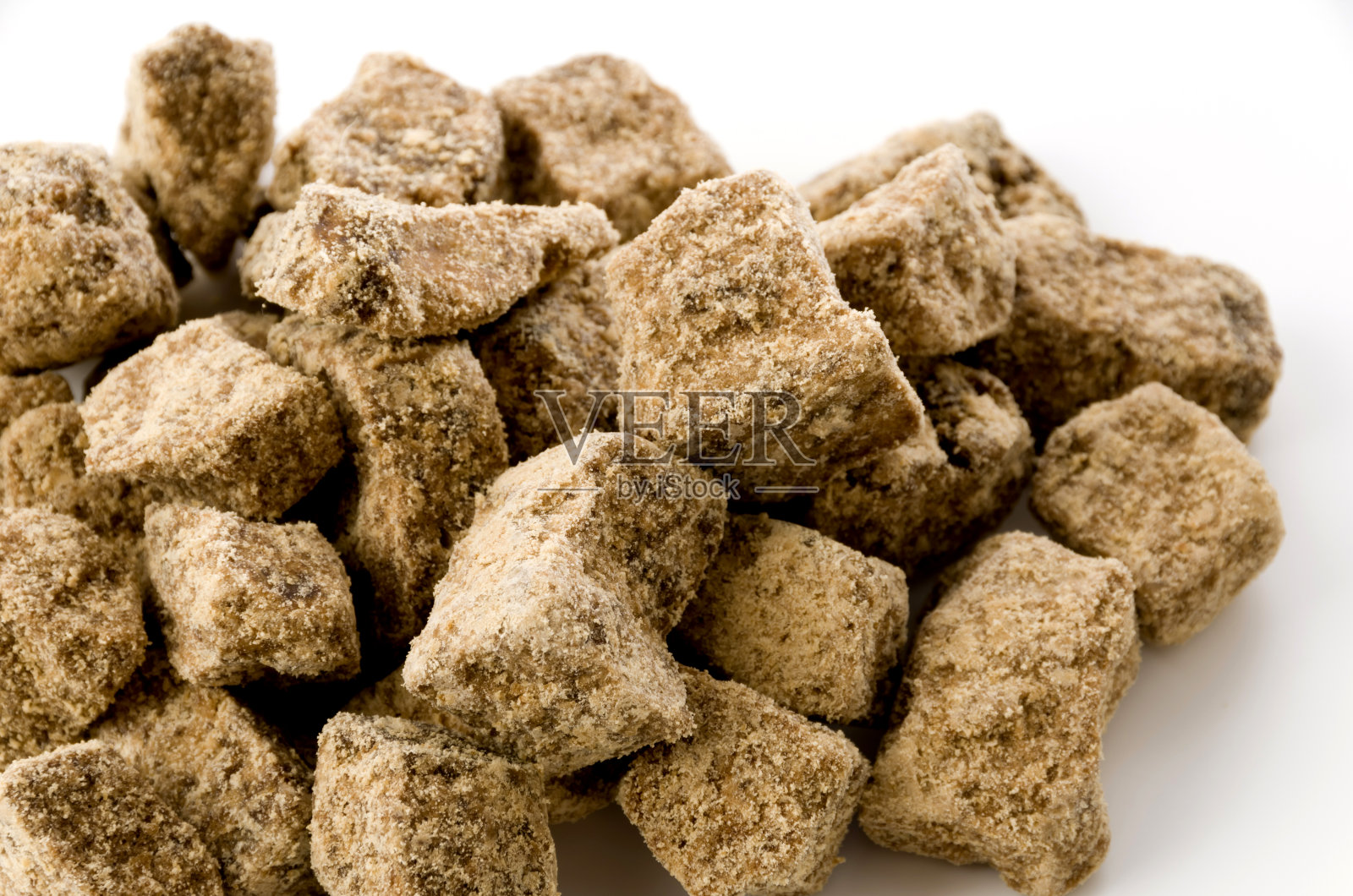 白底上的红糖块。照片摄影图片