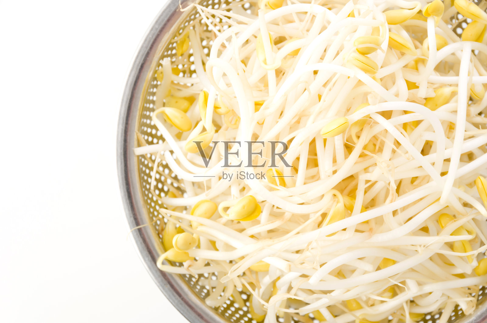 不锈钢滤锅里的豆芽，白色背景照片摄影图片