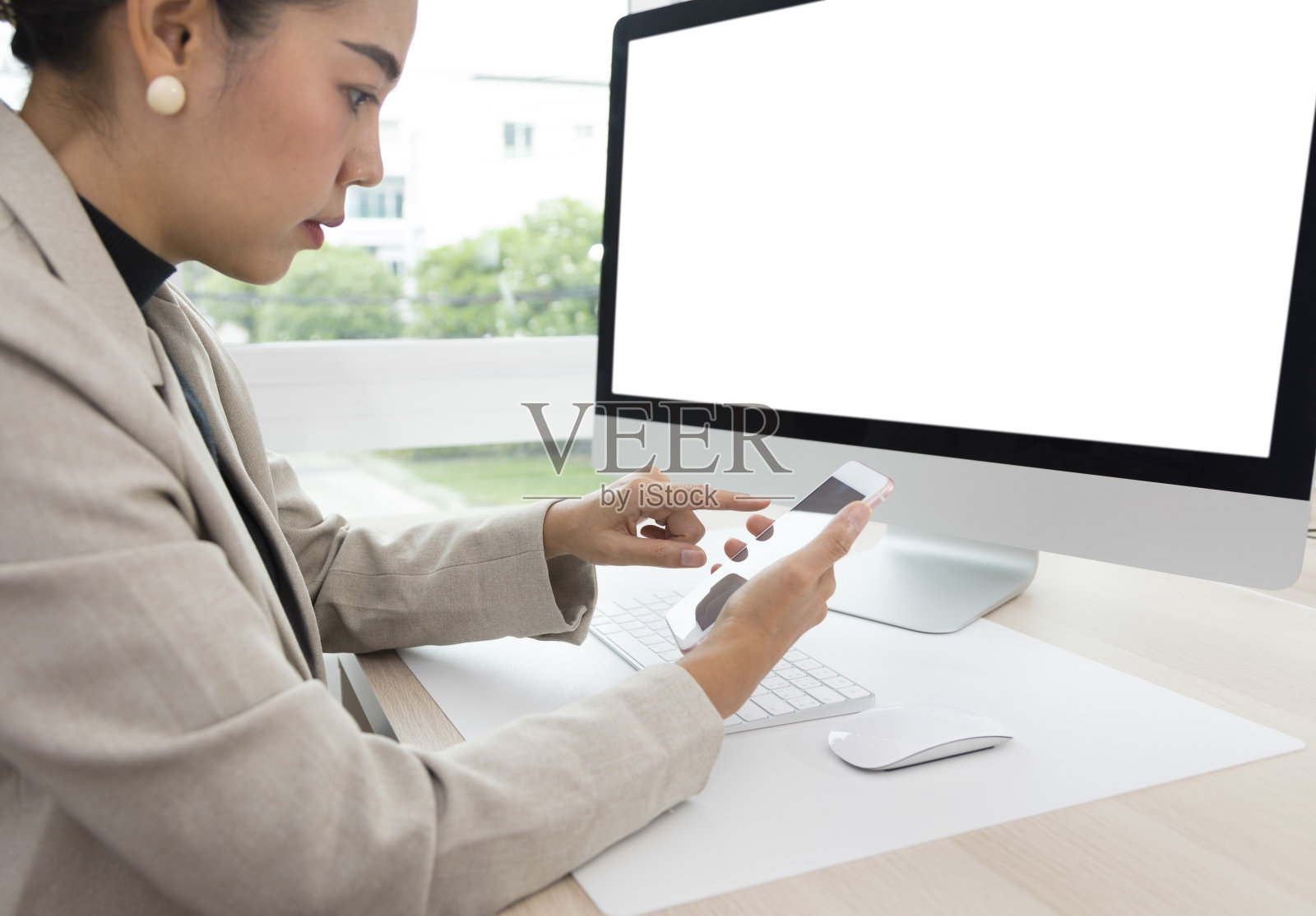 女性手在智能手机上滚动和在家工作的特写。照片摄影图片