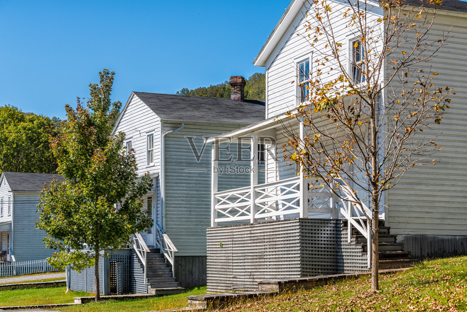 西弗吉尼亚州卡斯市的一排古老的白色住宅，带有街道景观照片摄影图片