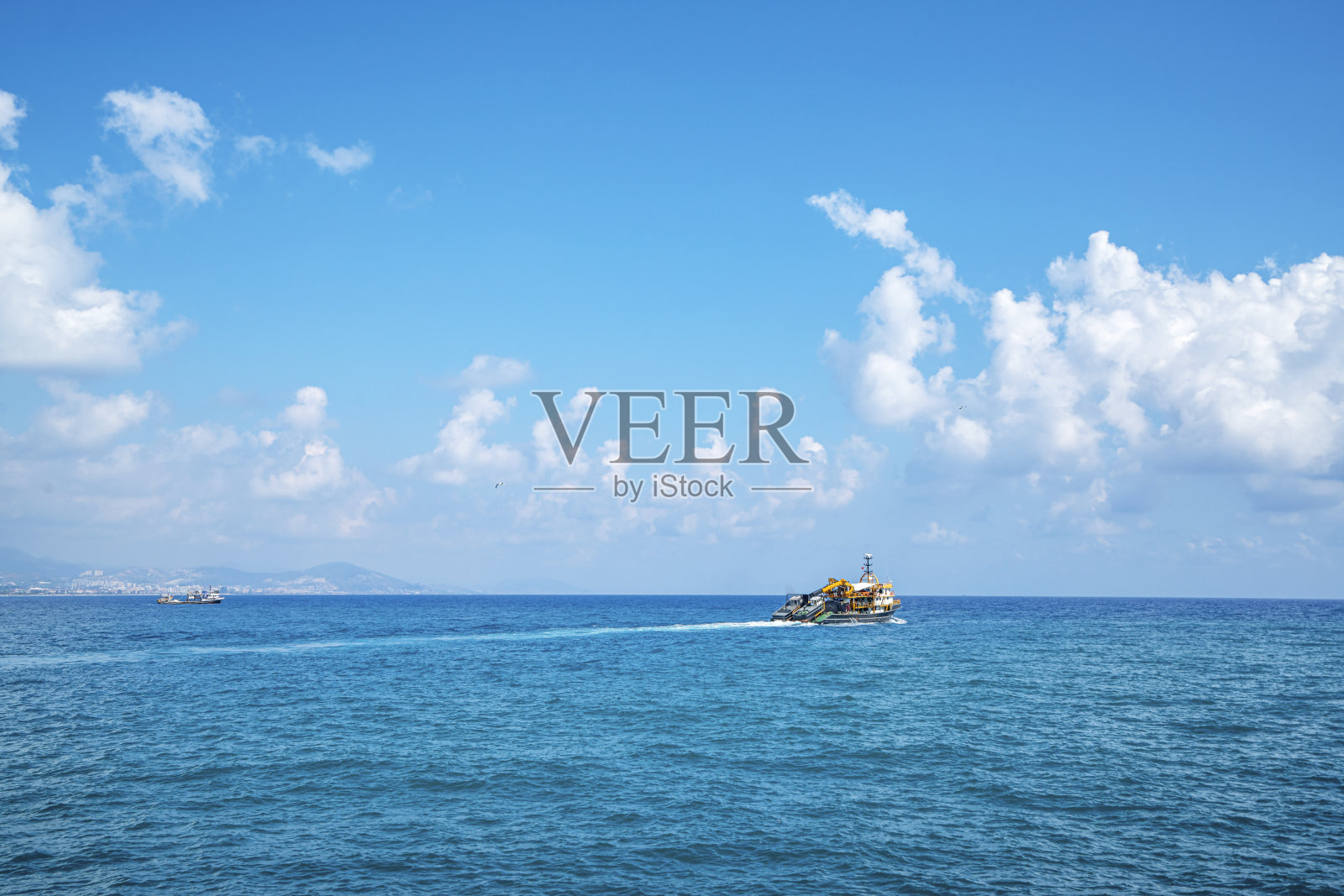 一艘渔船正在离开阿兰亚港去捕鱼照片摄影图片