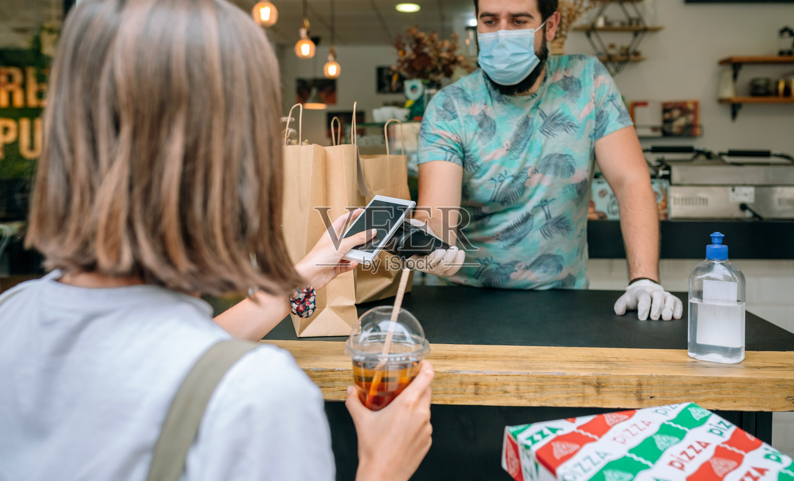 女人用手机支付外卖订单照片摄影图片