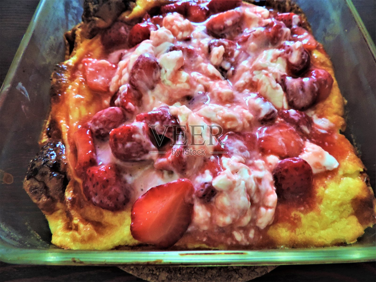 草莓酱加奶油芝士，放在甜馅饼上。照片摄影图片