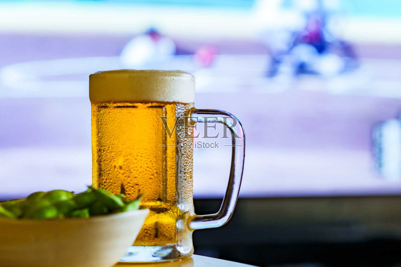 夏天的啤酒杯和毛豆照片摄影图片