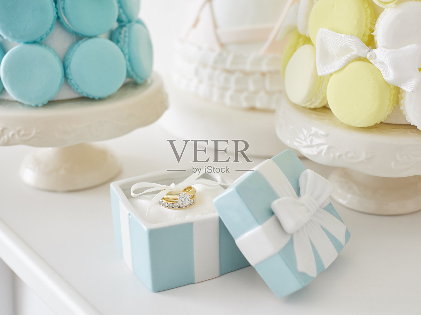 马卡龙塔和瓷小礼品(戒指)照片摄影图片