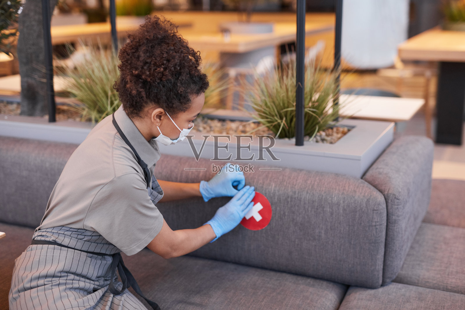 张贴社交距离标签的女人照片摄影图片