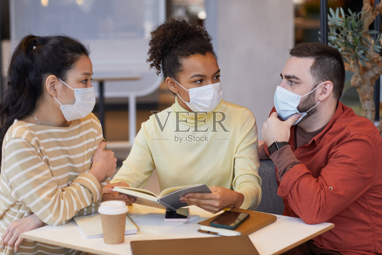 在咖啡馆开会时戴面具的人照片摄影图片