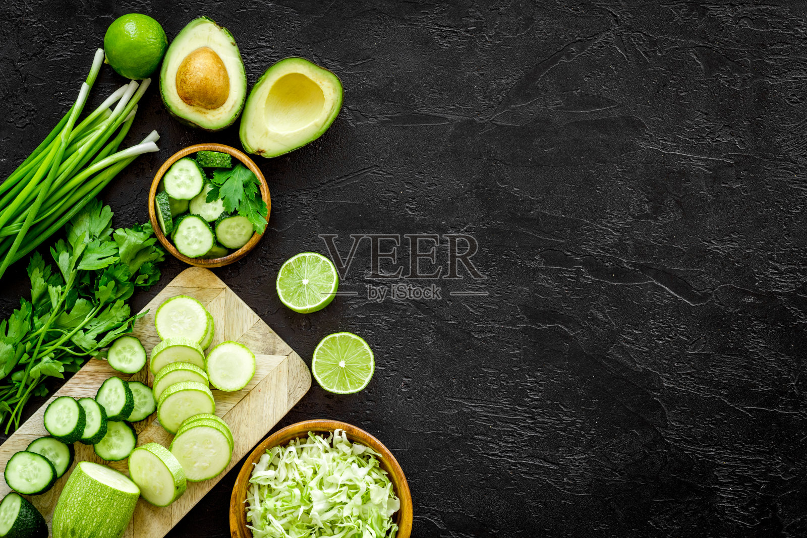 维生素饮食与绿色蔬菜鹰嘴豆和谷类碗照片摄影图片