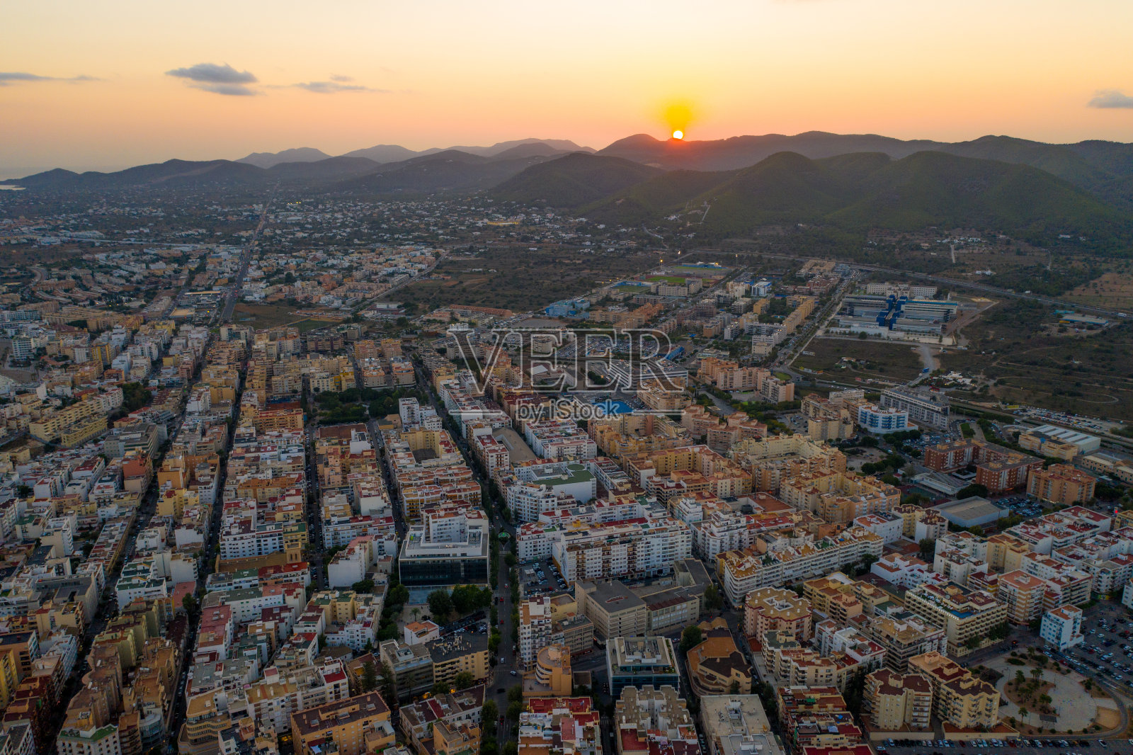 日落时伊比沙岛的老城鸟瞰图照片摄影图片