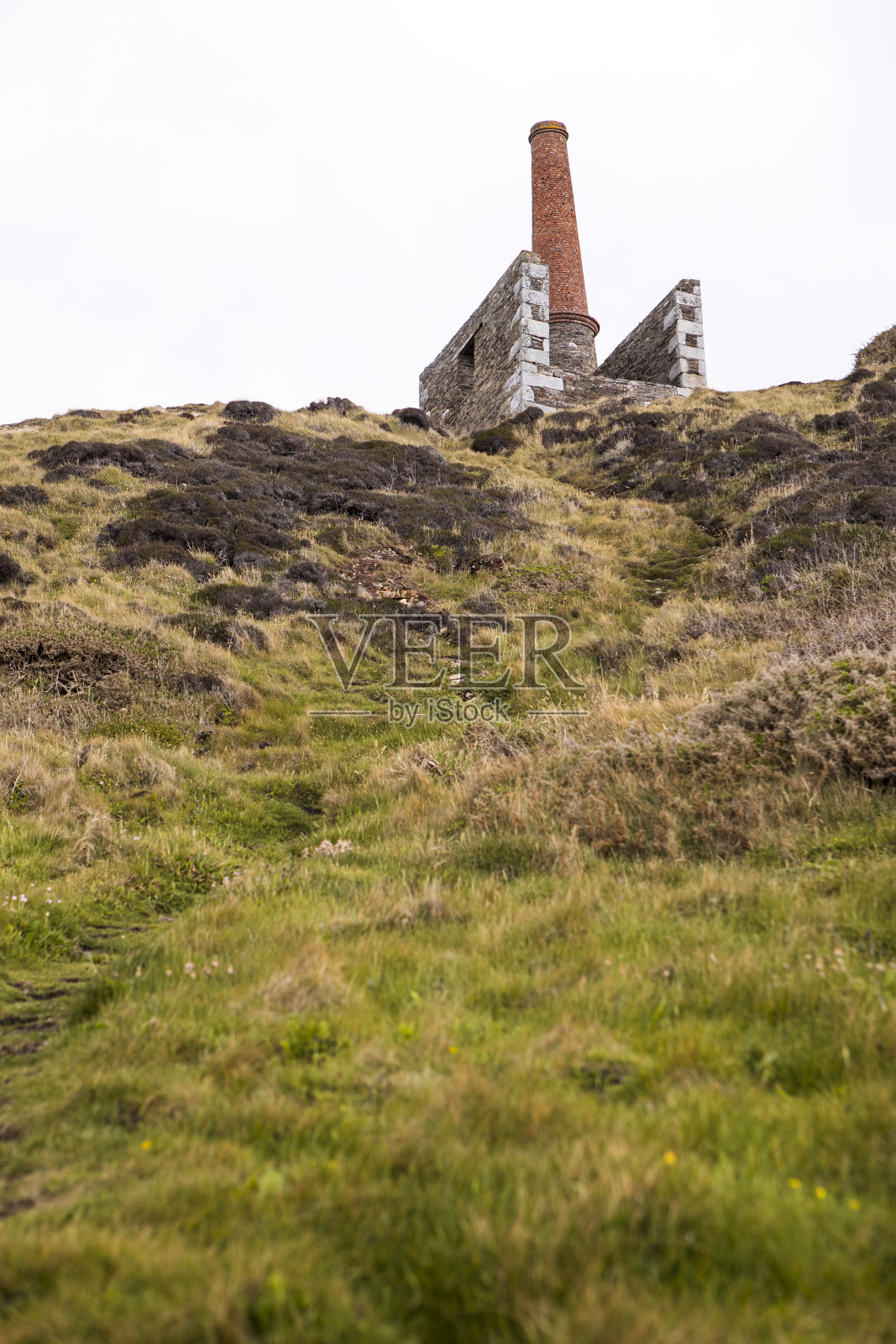 康沃尔的废弃锡矿，从低角度看，有拷贝空间照片摄影图片