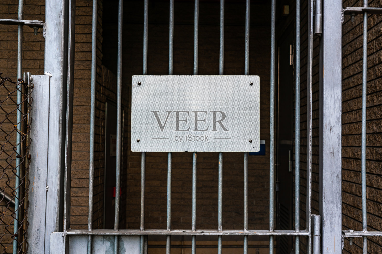 带白板的金属栅极照片摄影图片