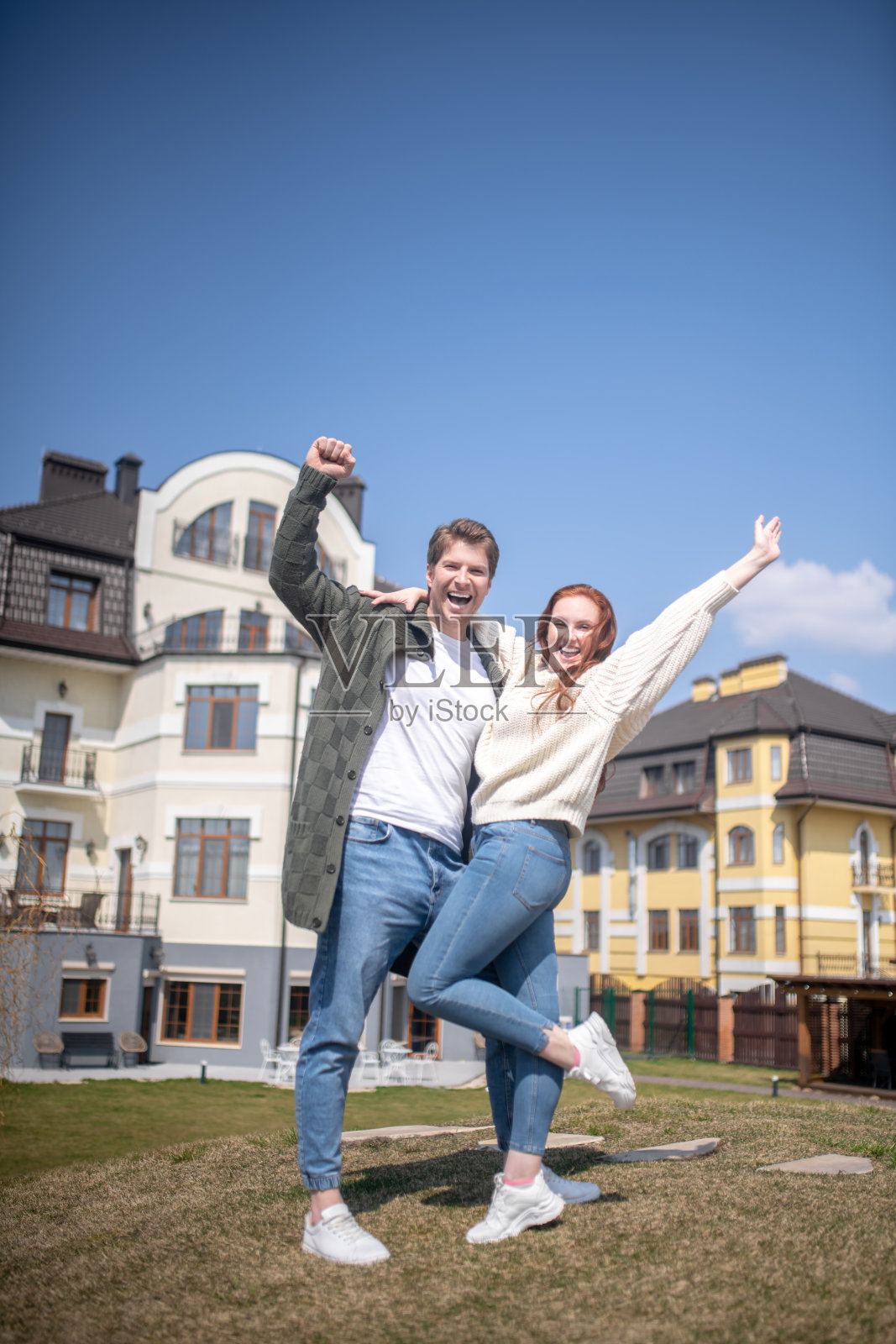 高兴的男人和女人举起了胜利的手照片摄影图片