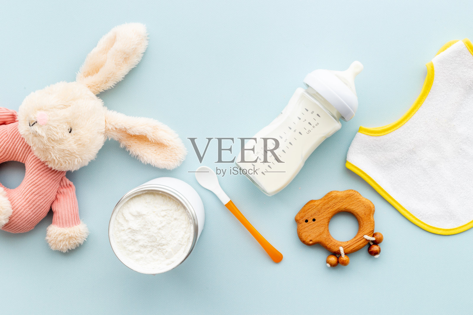 用配方奶喂养婴儿-奶瓶牛奶俯视图照片摄影图片