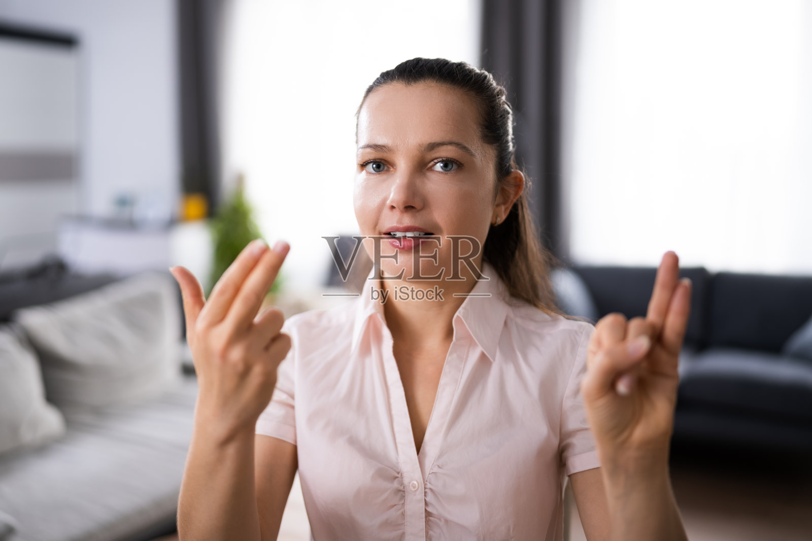 成人学习手语照片摄影图片