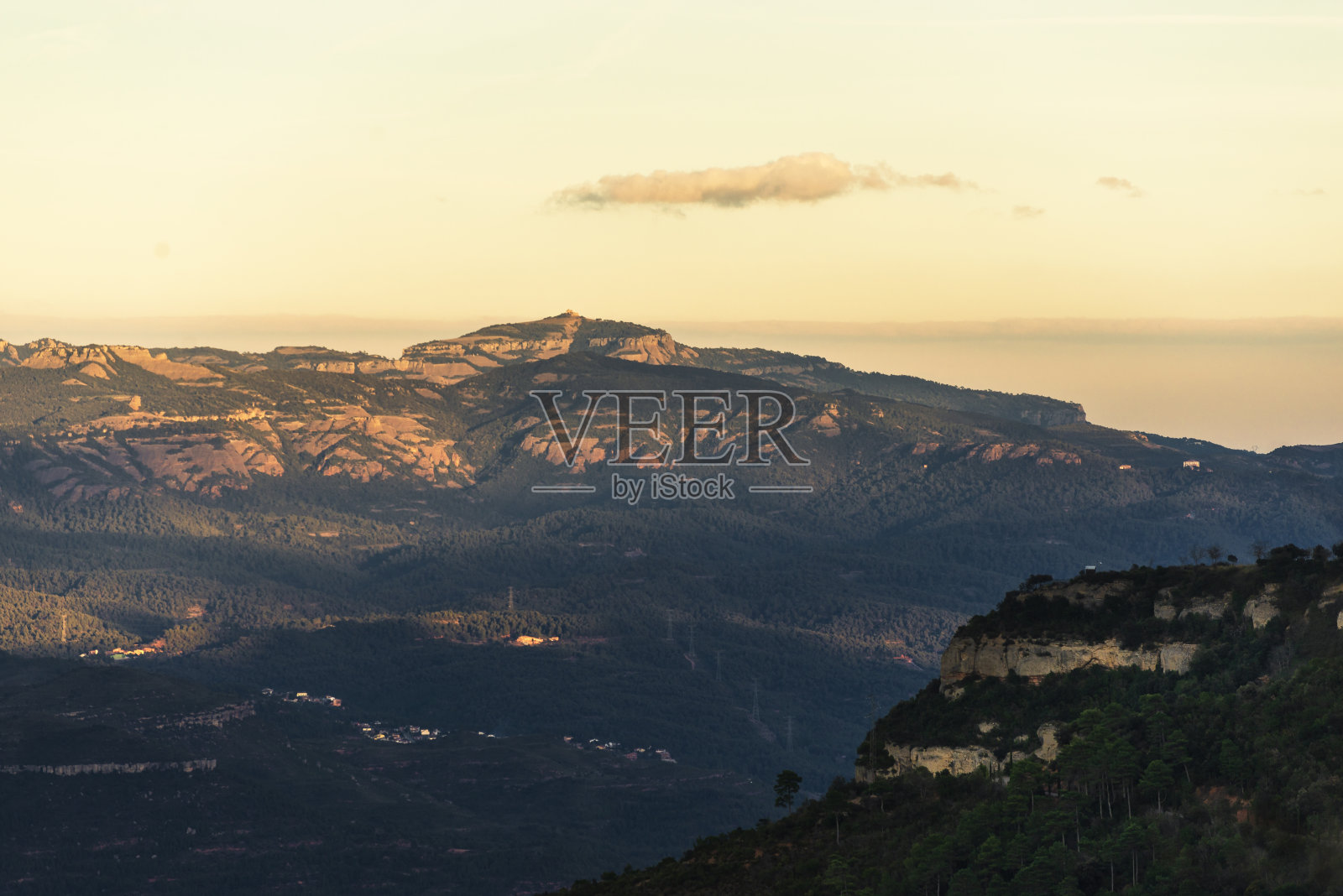 俯瞰西班牙巴塞罗那周边乡村地区的自然风景照片摄影图片