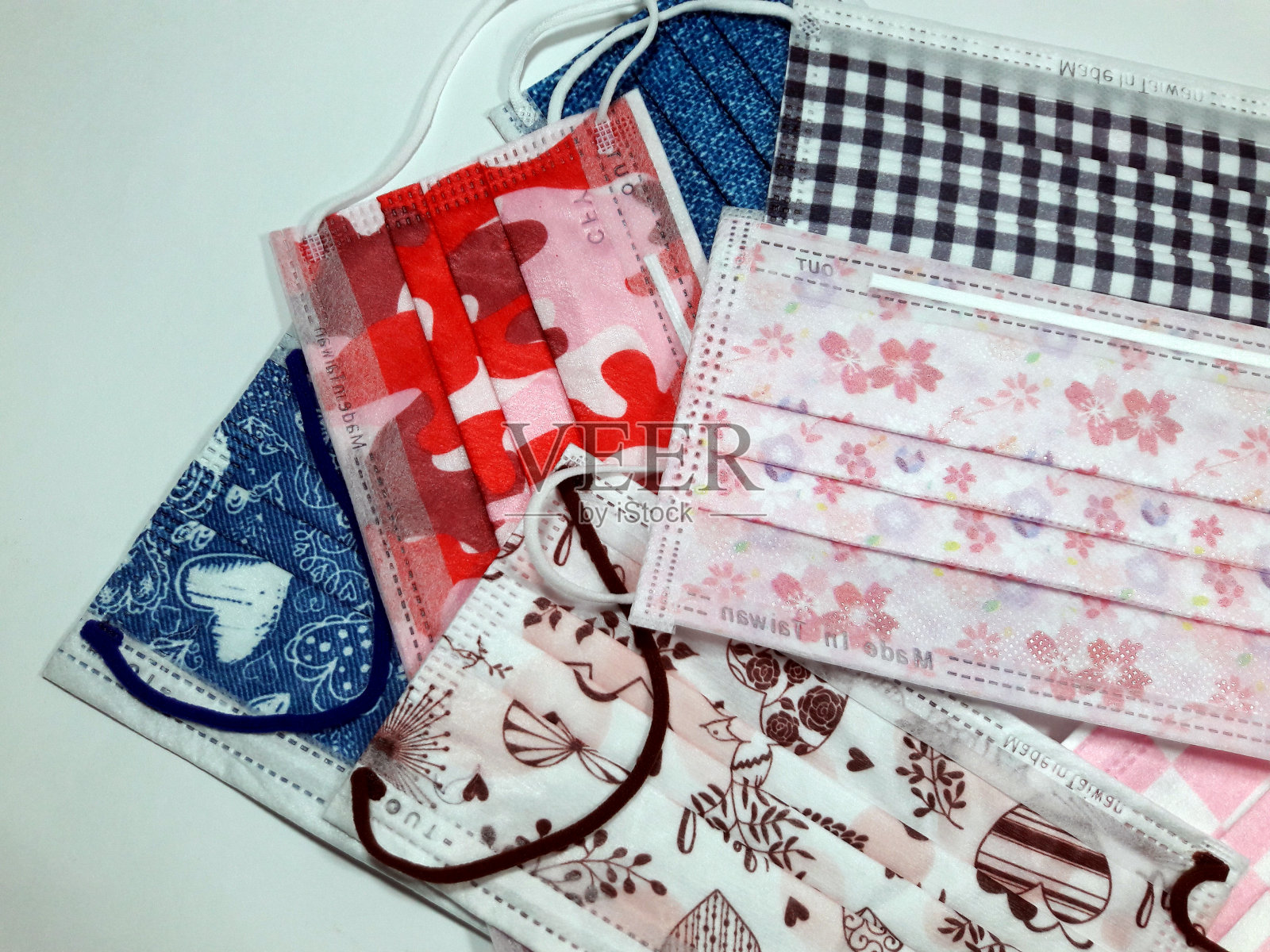 台湾制造的各种颜色的医用口罩，白色的背景照片摄影图片