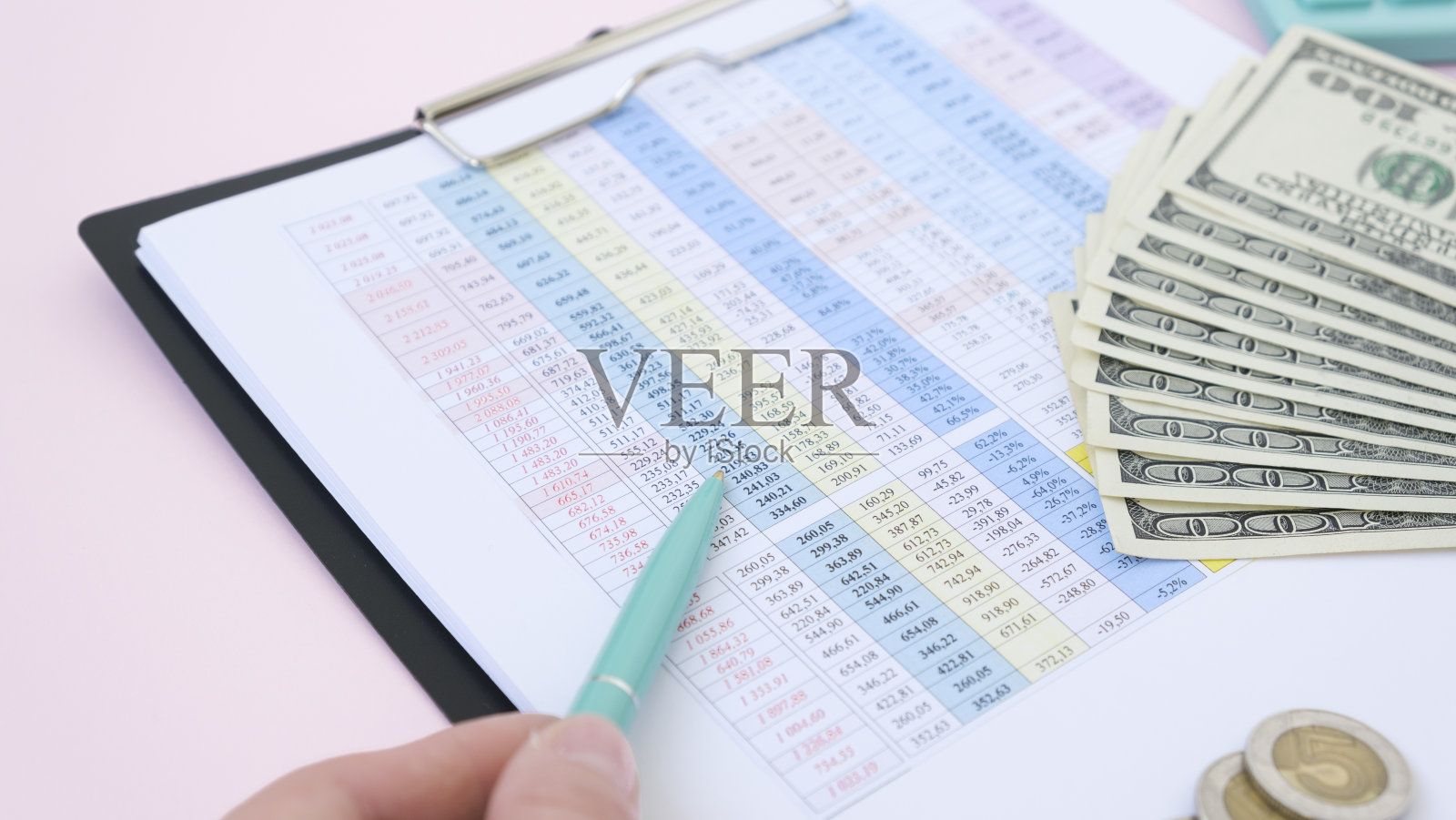 商人在办公桌旁用计算器计算数字，财务会计概念照片摄影图片