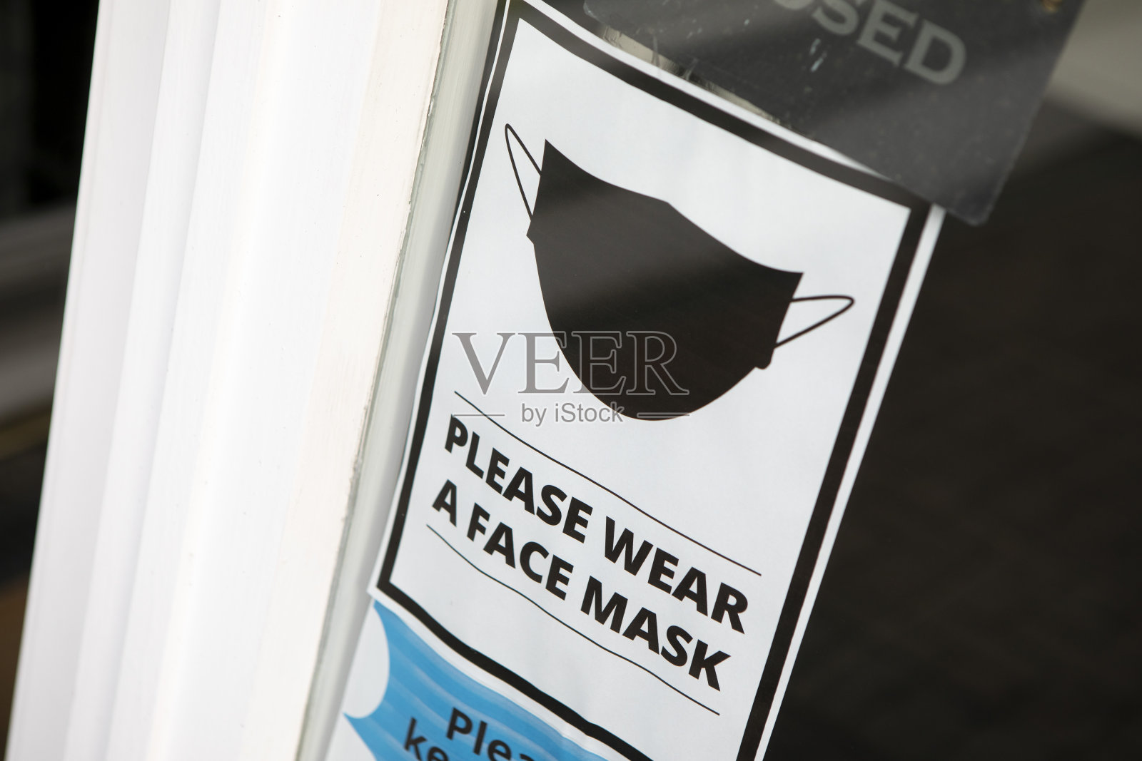 商店门上挂着“请戴口罩”的牌子照片摄影图片