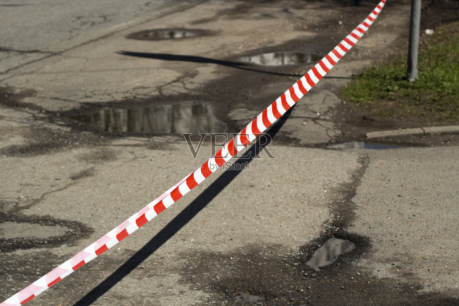 条纹击剑磁带。胶带是红色和白色，以阻挡路径。照片摄影图片