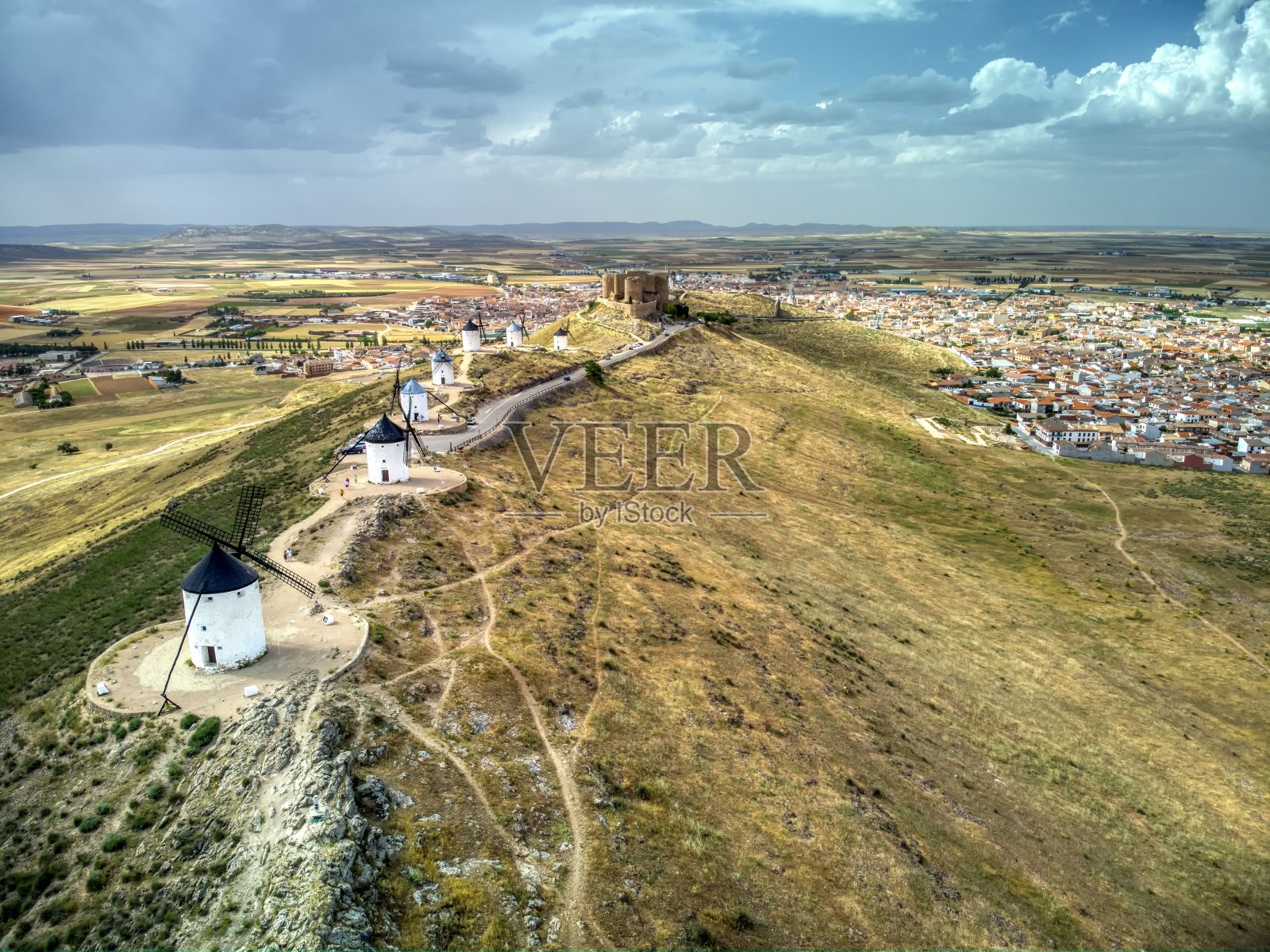 塞万提斯·堂吉诃德在孔苏埃格拉的风车。照片摄影图片