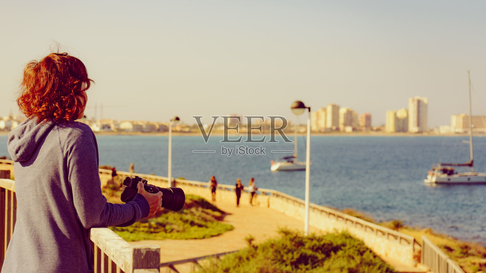 一名女游客参观西班牙的帕洛斯角照片摄影图片