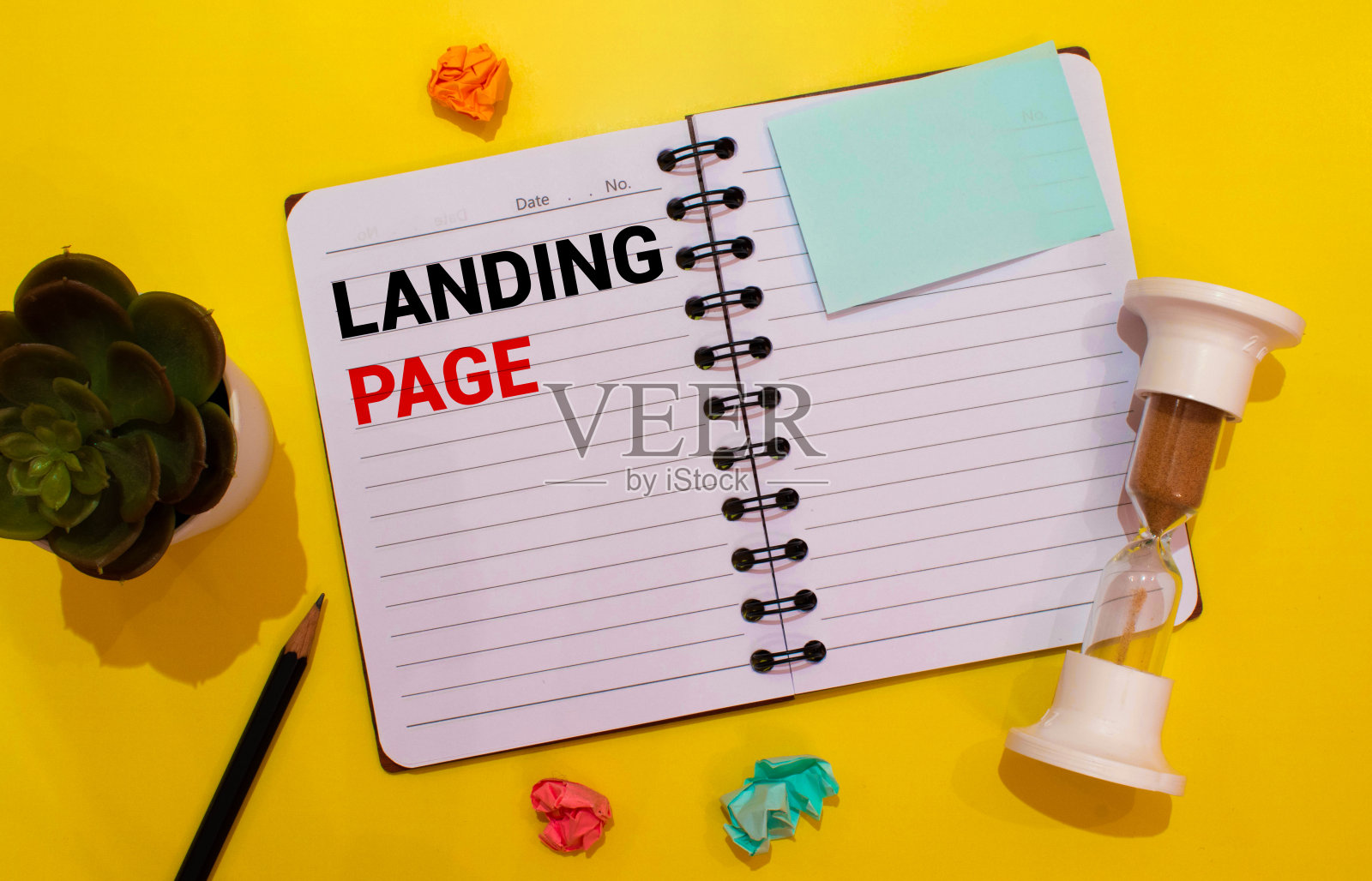 登陆页写在笔记本上。搜索引擎优化的概念。照片摄影图片