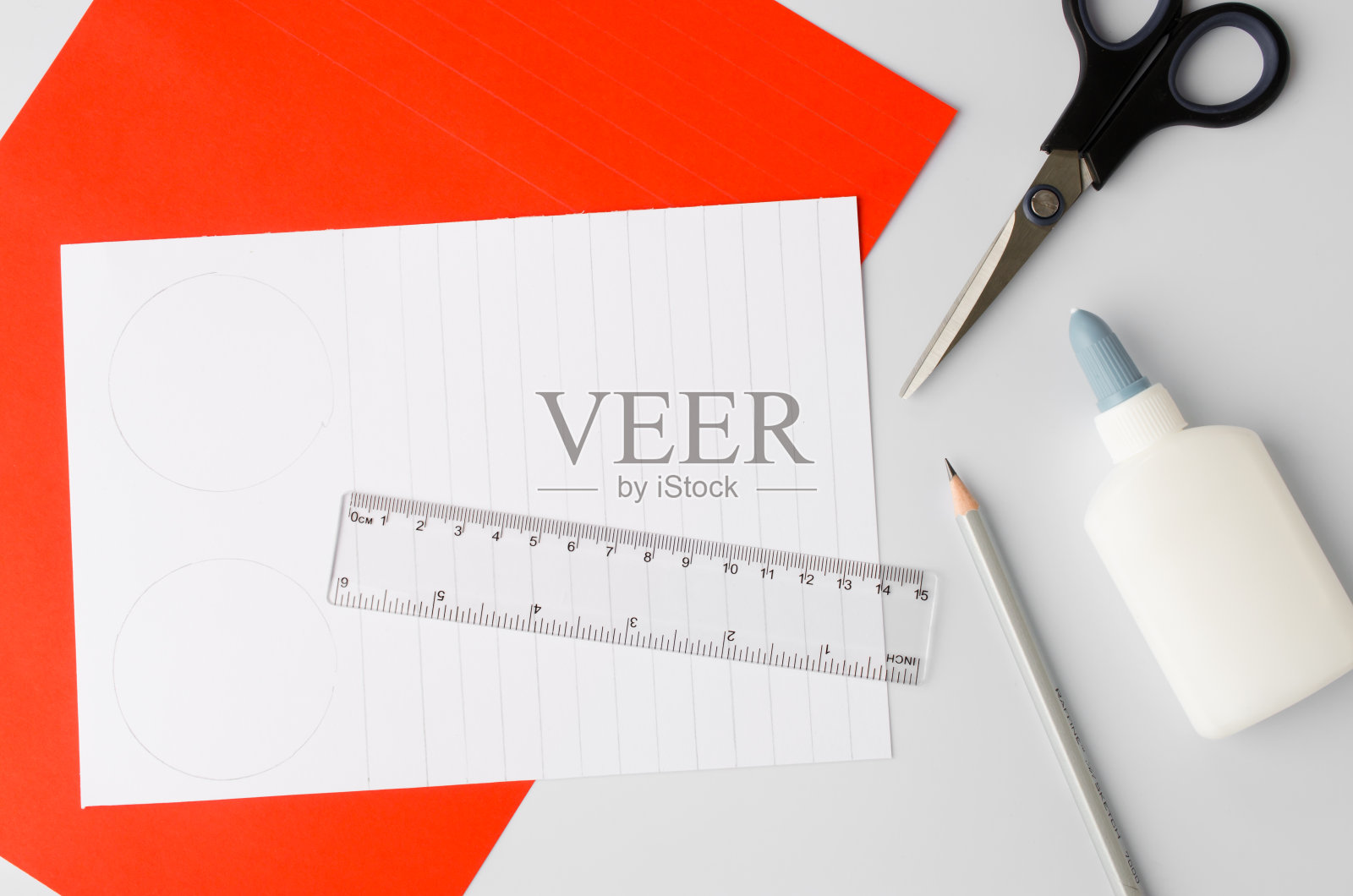 如何在家制作抛光纸沙龙舞。一步一步的指导。步骤2。波兰的国家象征。照片摄影图片