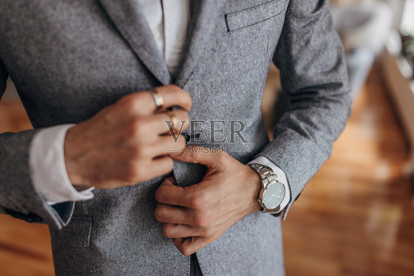 西装革履的绅士照片摄影图片