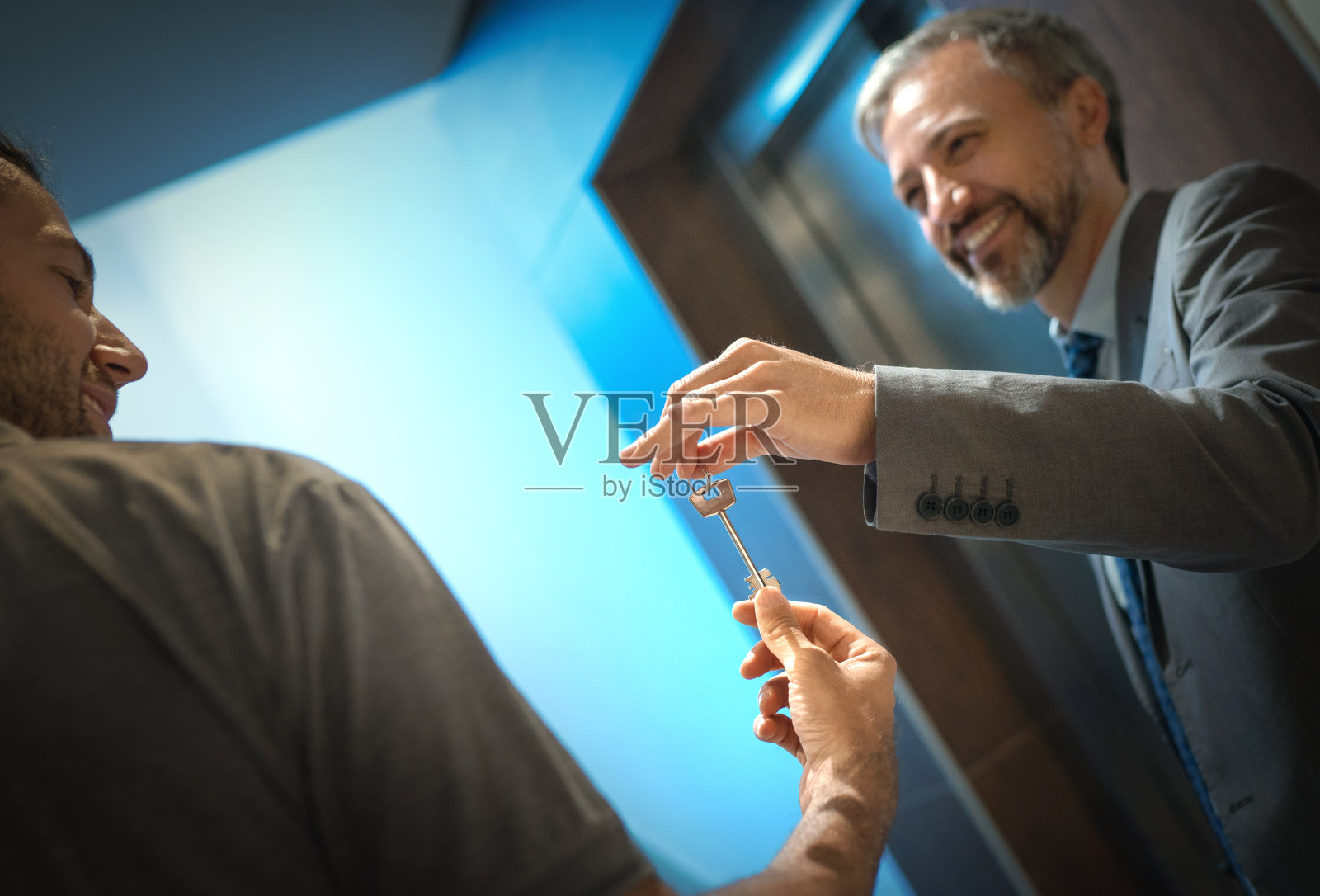 房地产中介刚卖了一套公寓。照片摄影图片