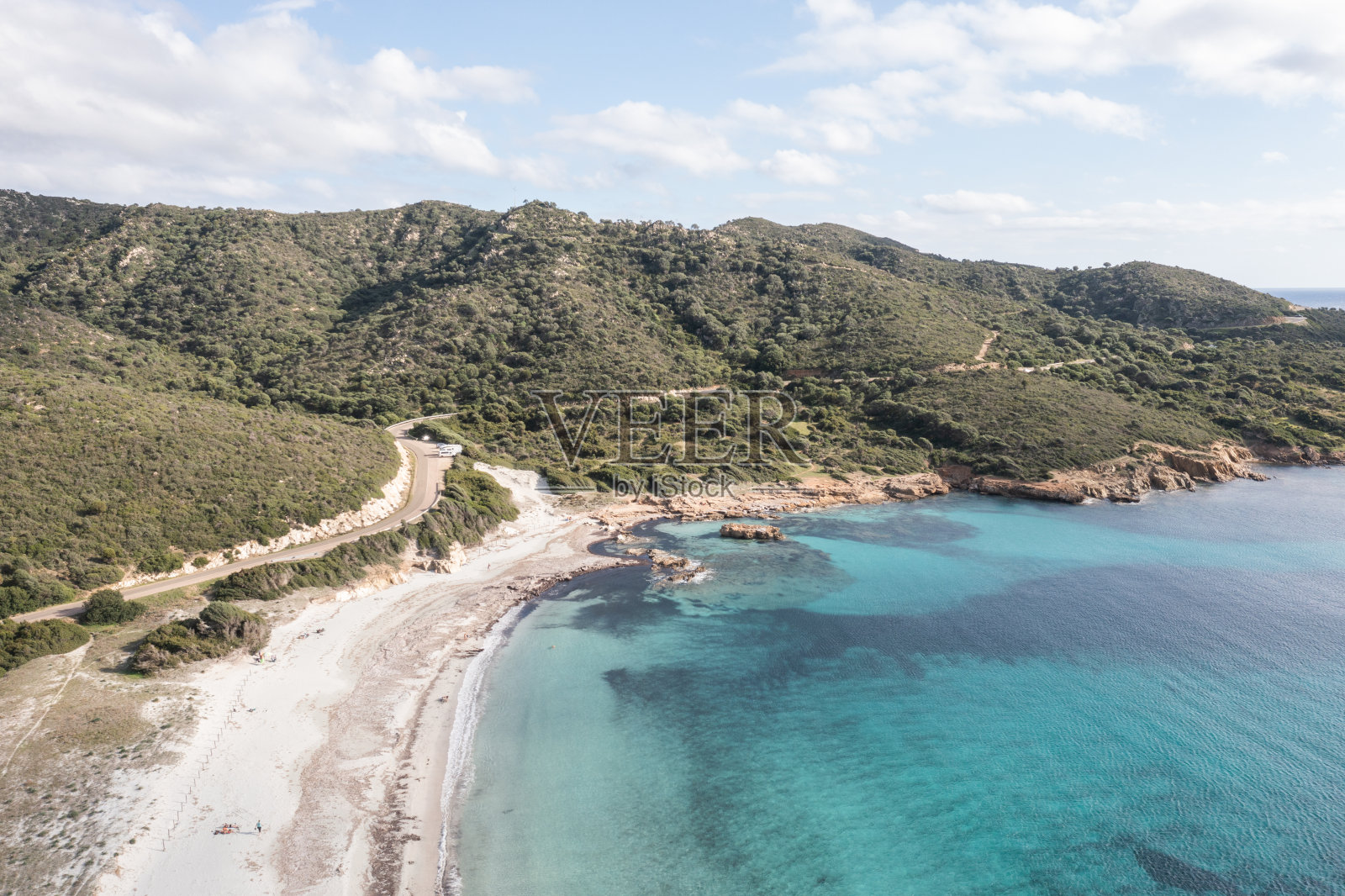无人机俯瞰田园诗般的海滩照片摄影图片