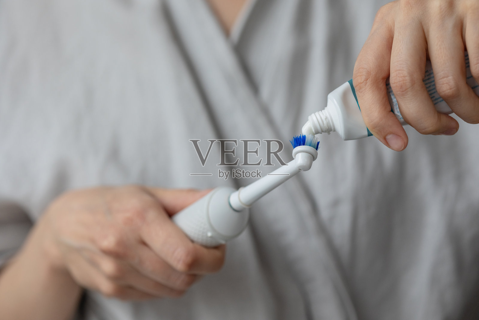 欧洲女性用电动牙刷刷牙，口腔和牙齿护理，人类个人卫生，牙膏加强和美白牙齿照片摄影图片