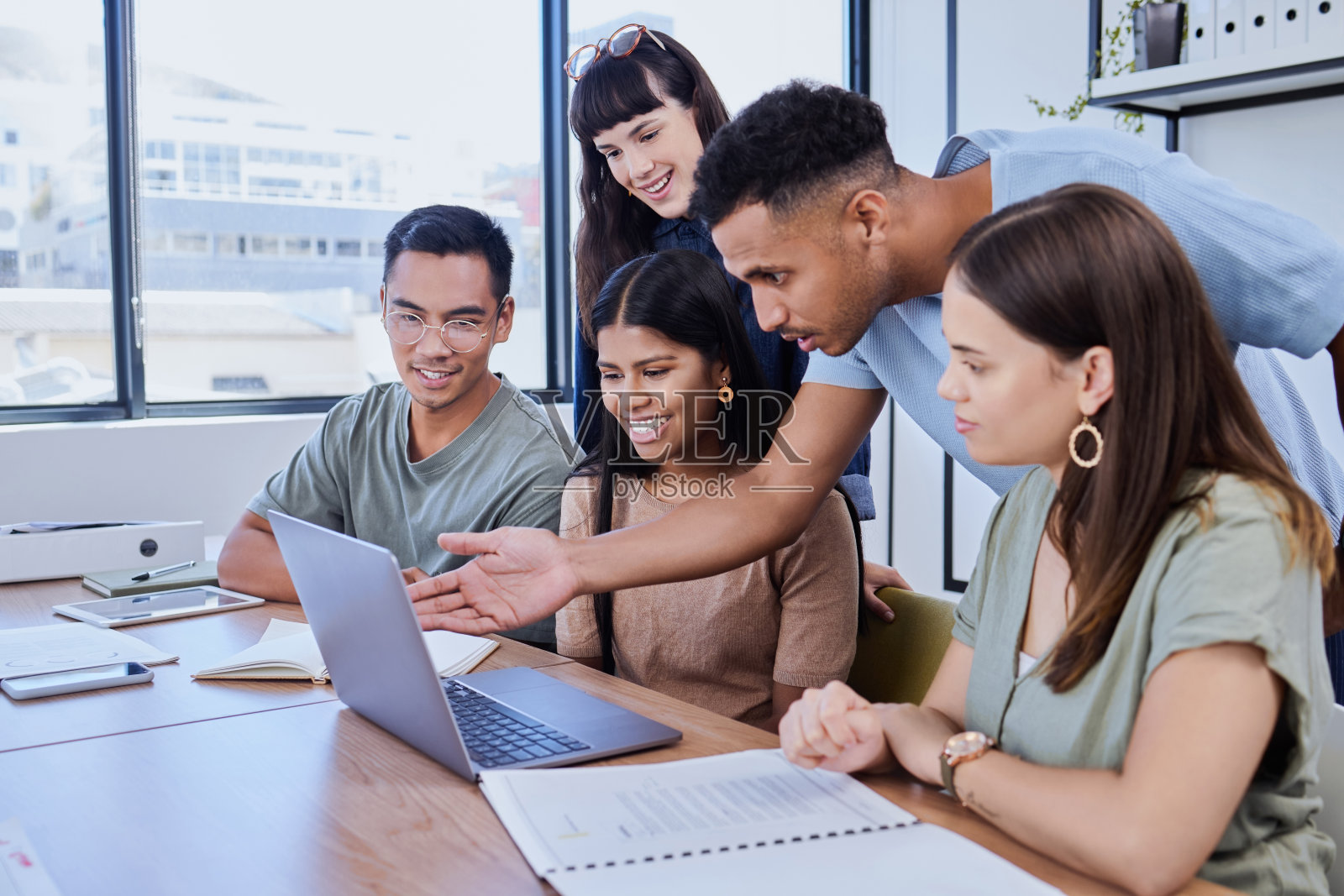 一群年轻人在办公室里讨论照片摄影图片